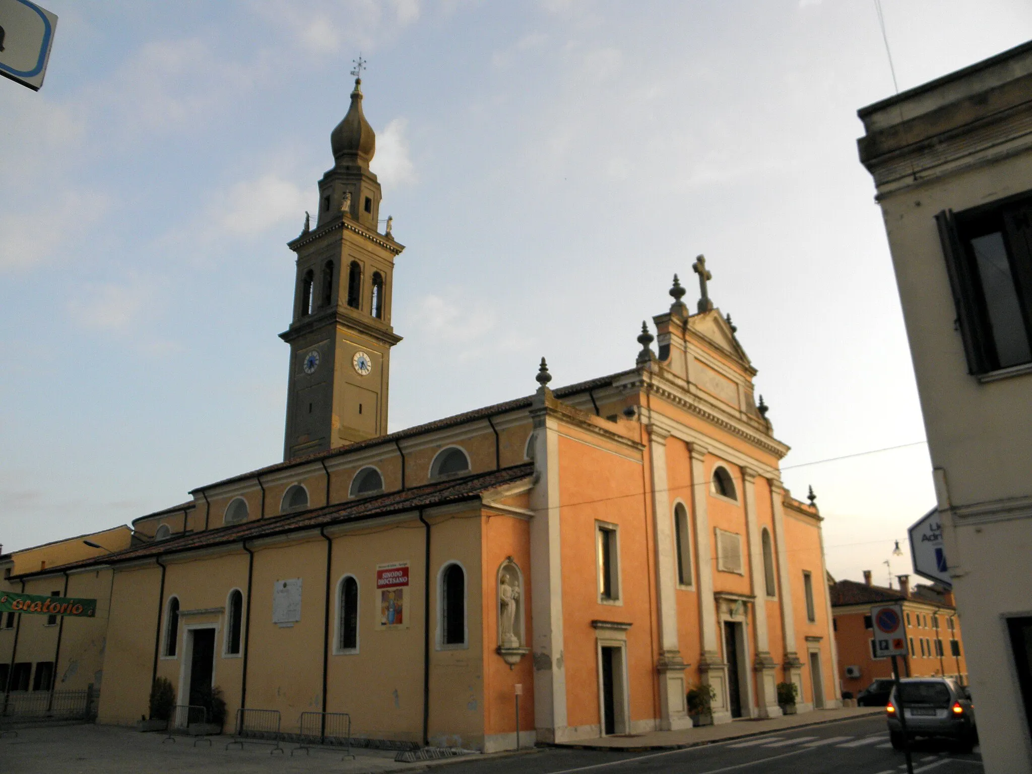 Photo showing: Fiesso Umbertiano: la chiesa parrocchiale della Beata Vergine Maria.