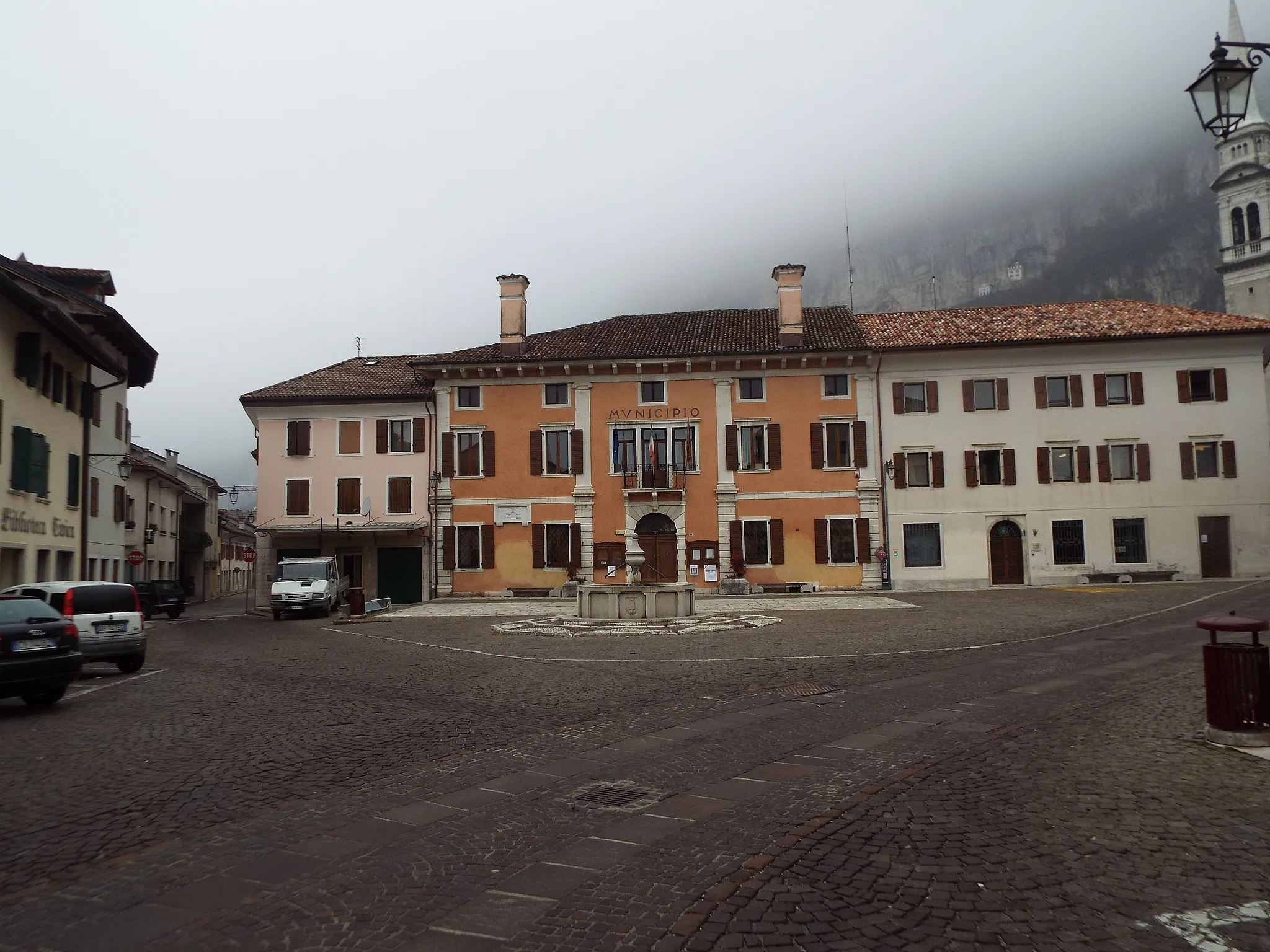 Photo showing: La piazza e il municipio di Fonzaso (BL)