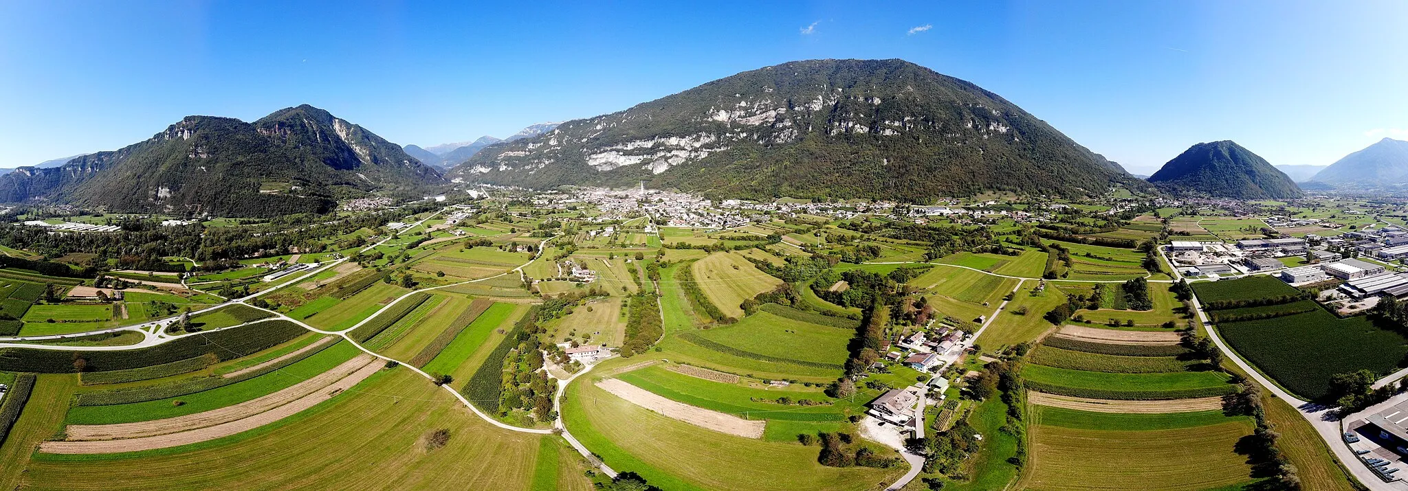 Photo showing: Panorama dal Monte Vallorca al Monte Aurin, con al centro il Monte Avena