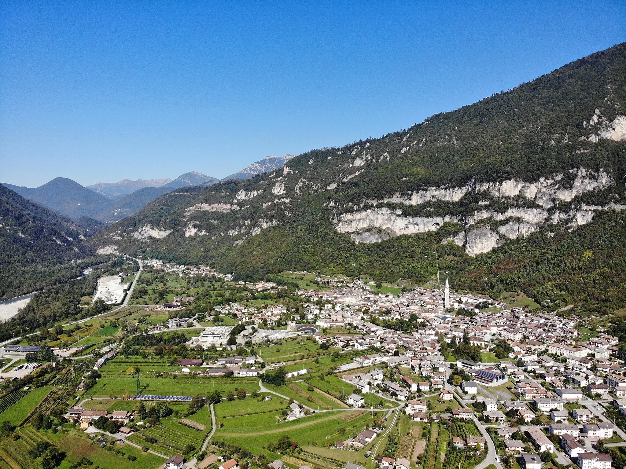 Photo showing: Visat aerea di una parte della piana di Fonzaso. Sulla sinistra si vedono la frazione di Frassenè e il torrente Cismon. Sulla destra il Monte Avena domina il paese. Sullo sfondo Si intravede il Monte Coppolo.