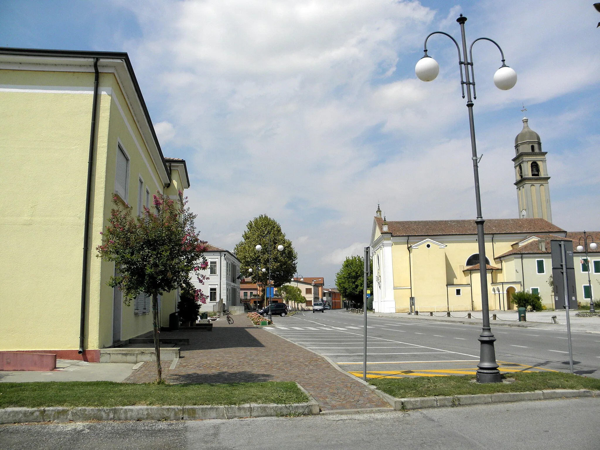 Photo showing: Granze, Via della Libertà, la principale via che attraversa l'abitato. Si nota sulla sinistra l'edificio che ospita il Municipio, sulla destra la chiesa parrocchiale di Santa Cristina.