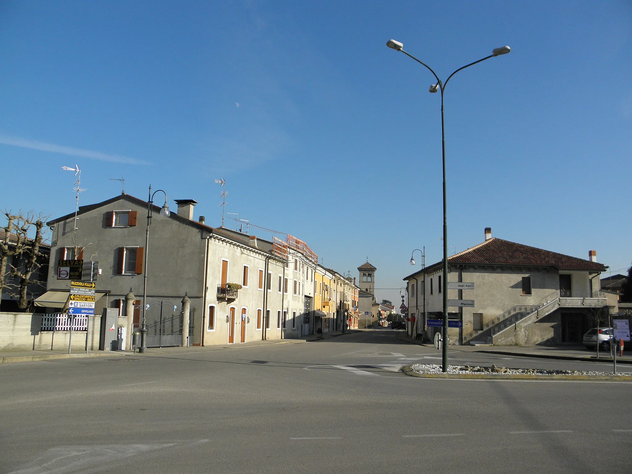 Photo showing: Isola Rizza: vista su via Guglielmo Marconi dal piazzale antistante il municipio.