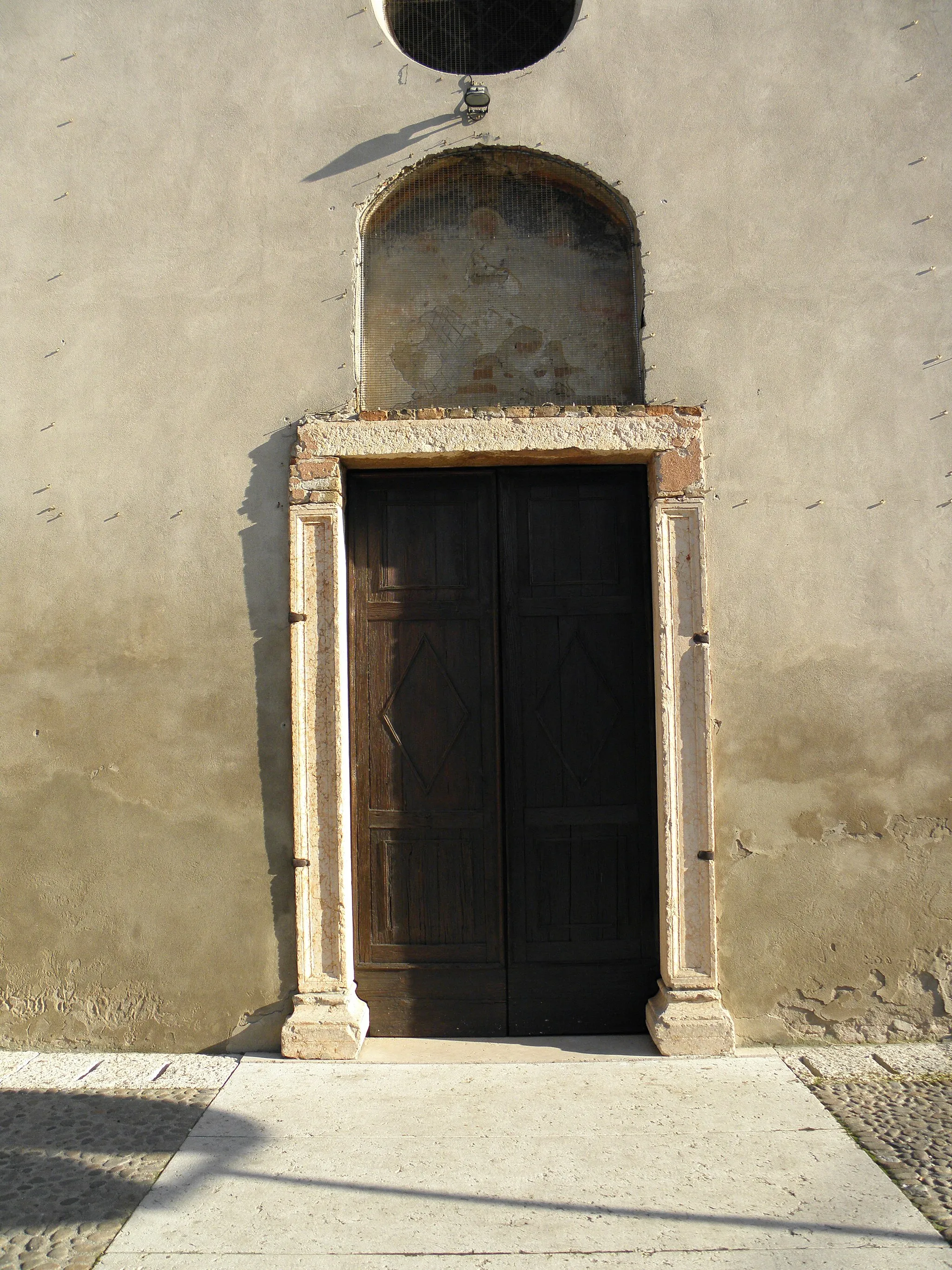 Photo showing: Isola Rizza, il portale della chiesa di Santa Maria della Piazza, detta anche chiesa di Santa Maria Janua Coeli (XV secolo).