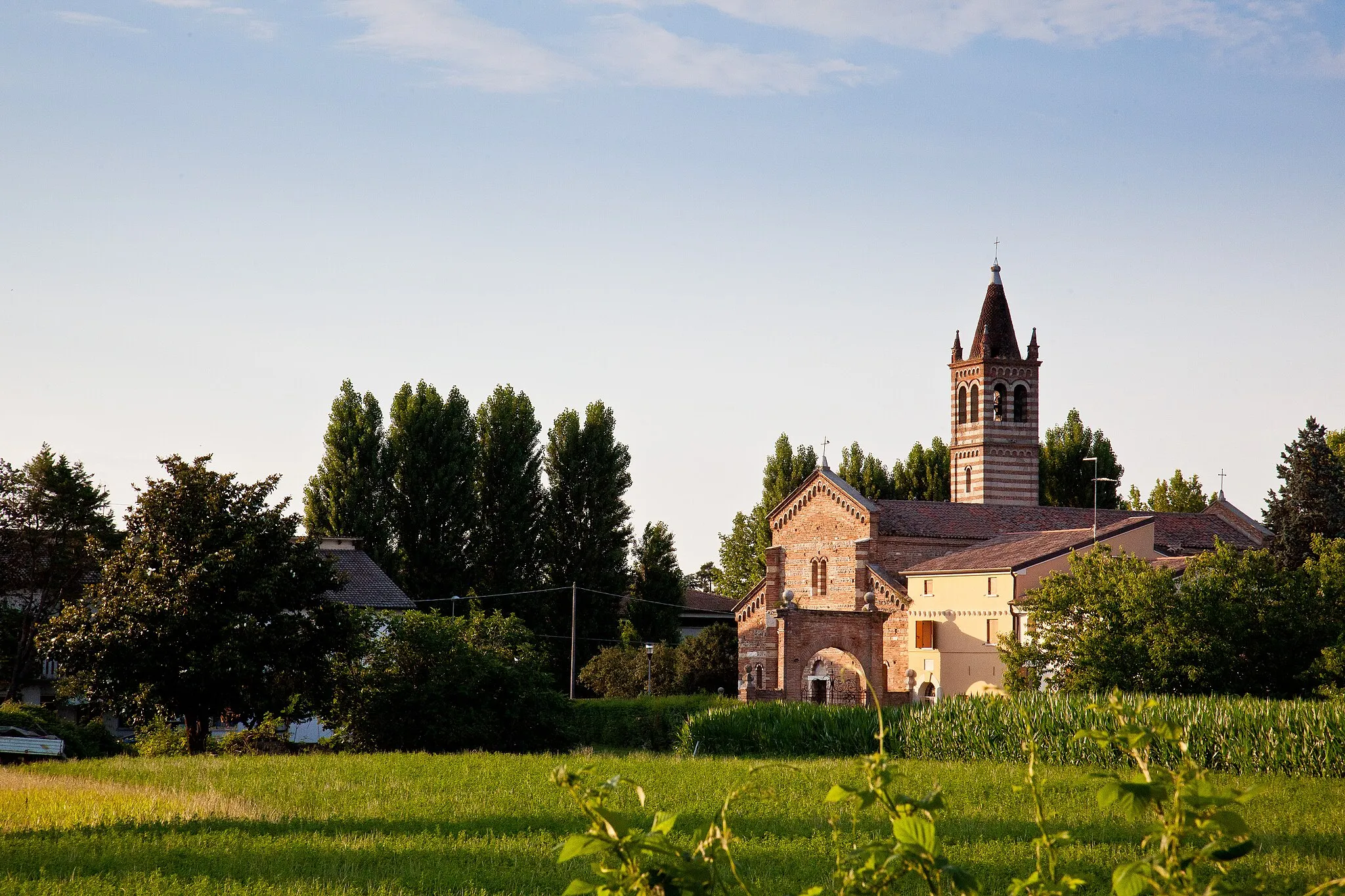 Photo showing: Chiesa romanica di San Salvaro al tramonto, immersa nei campi
