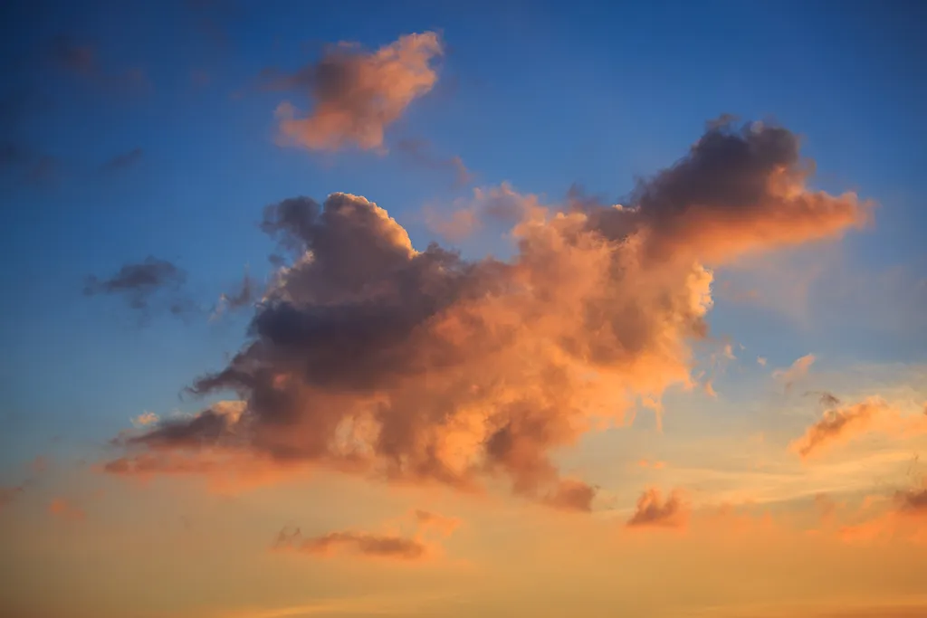 Photo showing: Ducking shaped cloud.