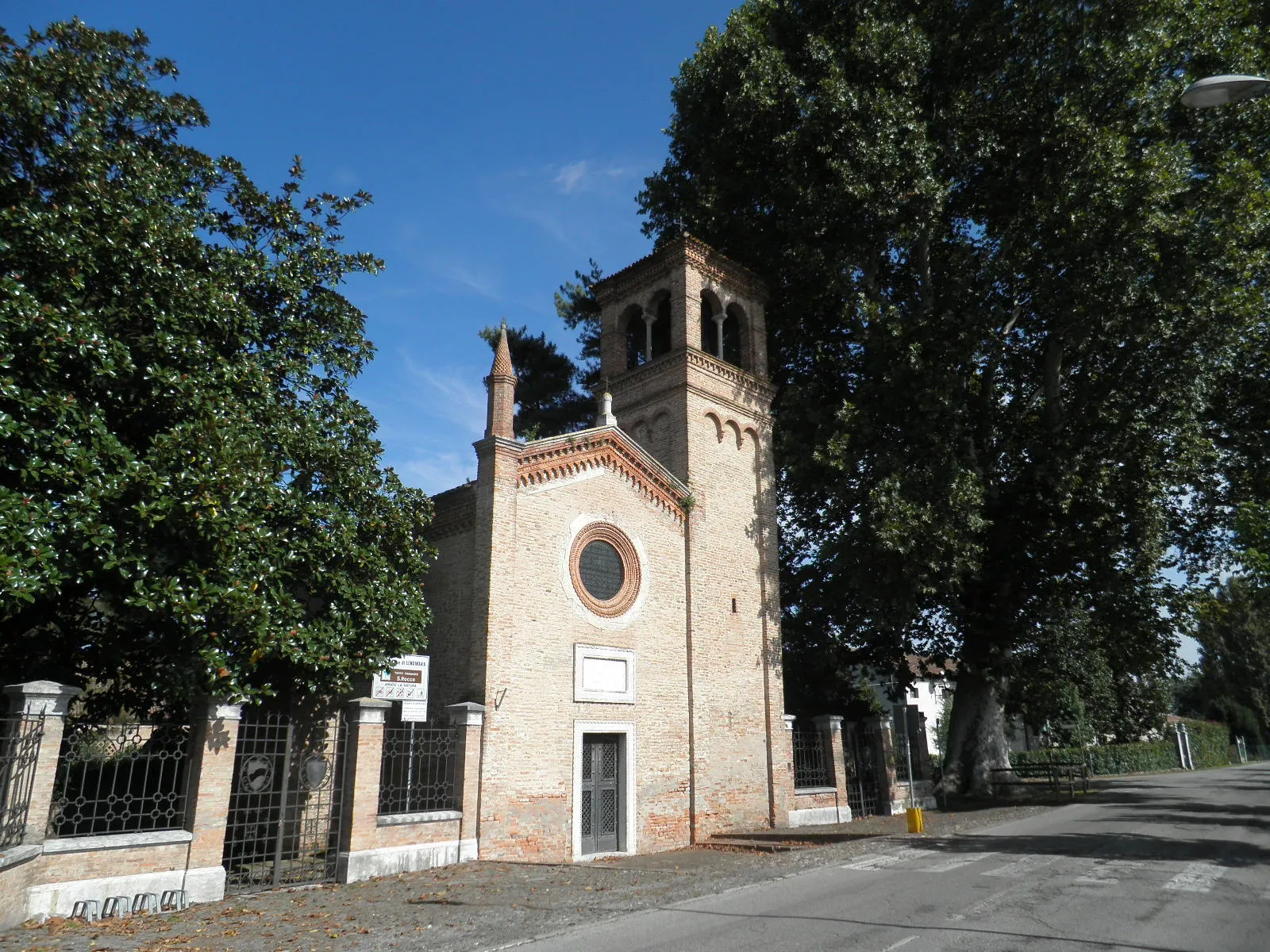 Photo showing: This is the Church of Saint Roch in Lendinara in the province of Rovigo in the region of Veneto in Italy. This is a war grave for the soldiers died in the World War I.