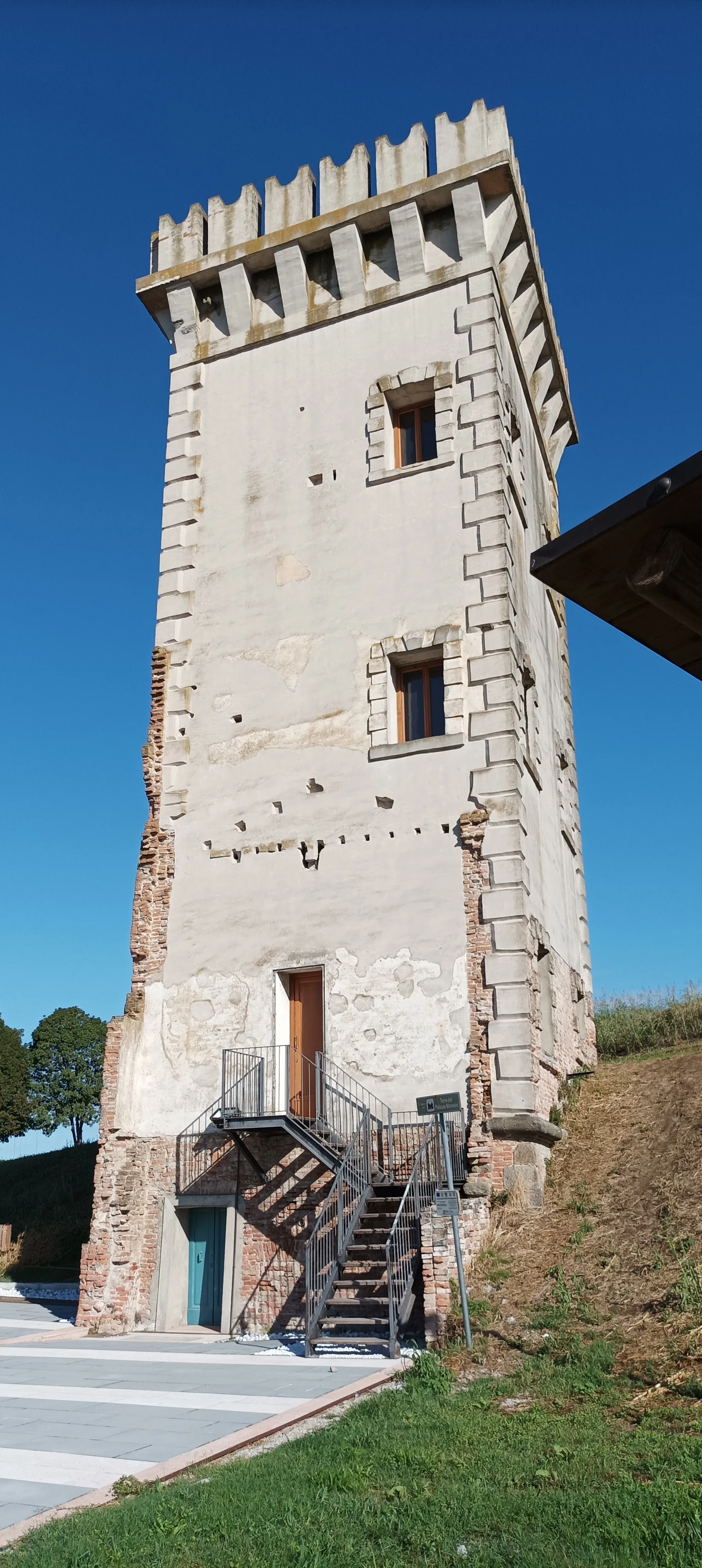 Photo showing: Lusia, Torre di Villa Morosini, l'unica torre della villa rimasta distrutta nei bombardamenti della seconda guerra mondiale.