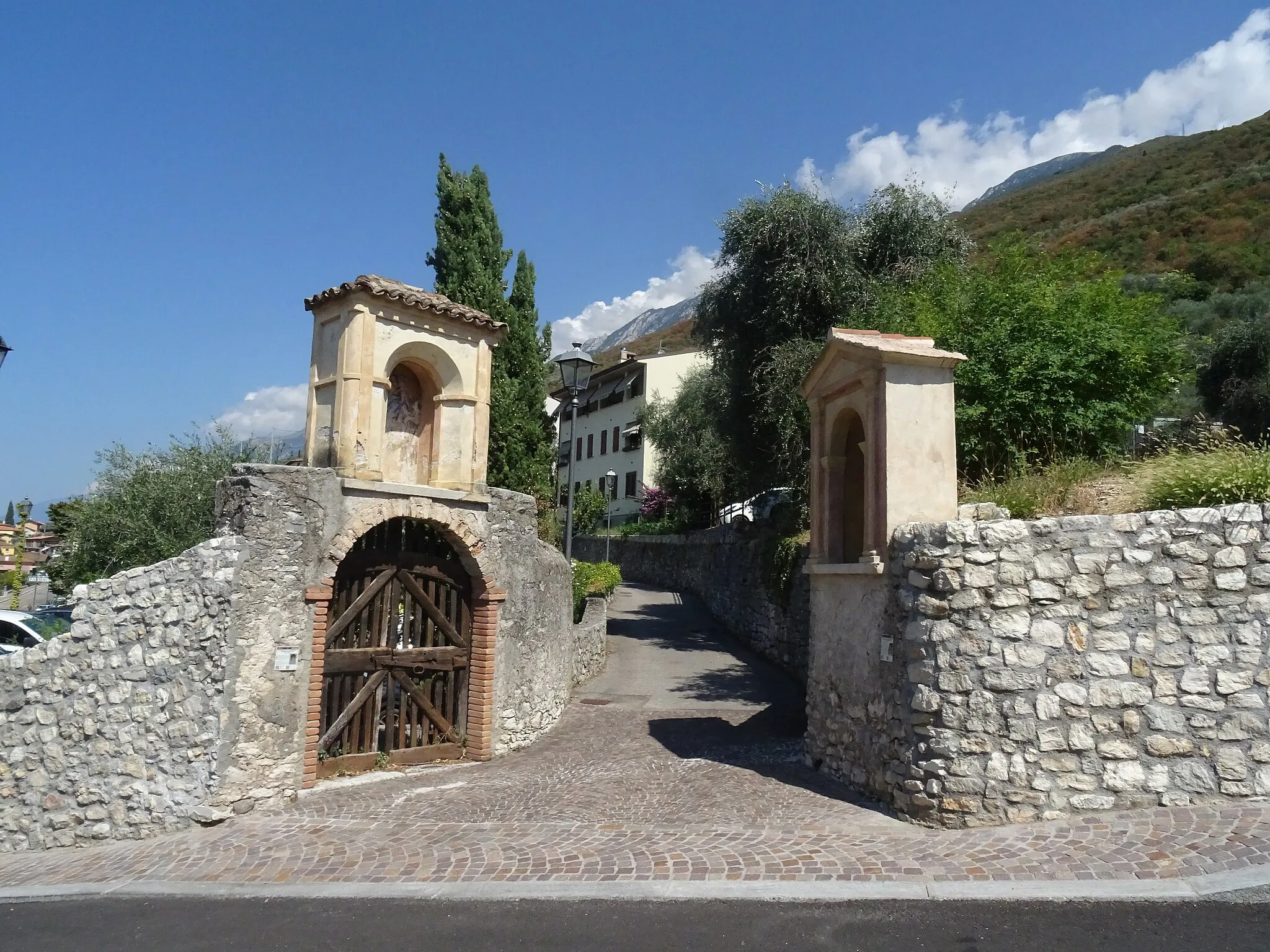 Photo showing: Magugnano (Brenzone sul Garda, Veneto, Italy) - Capitelli dei Caporali