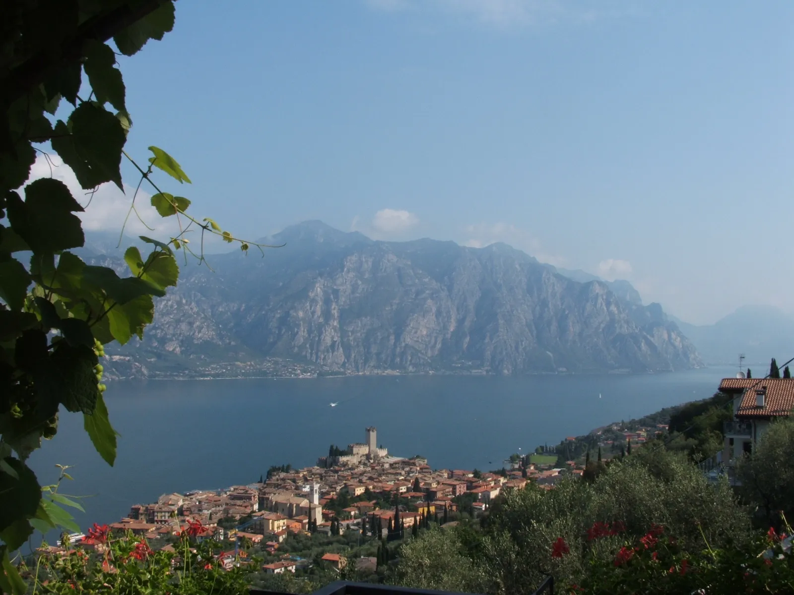Photo showing: landscape of Malcesine (Italy) on Lake Garda. In the picture there's the castle near the lake, the town and on the right the mountain (Monte baldo). behind there's the lake and Pealps of Lombardia and Trentino