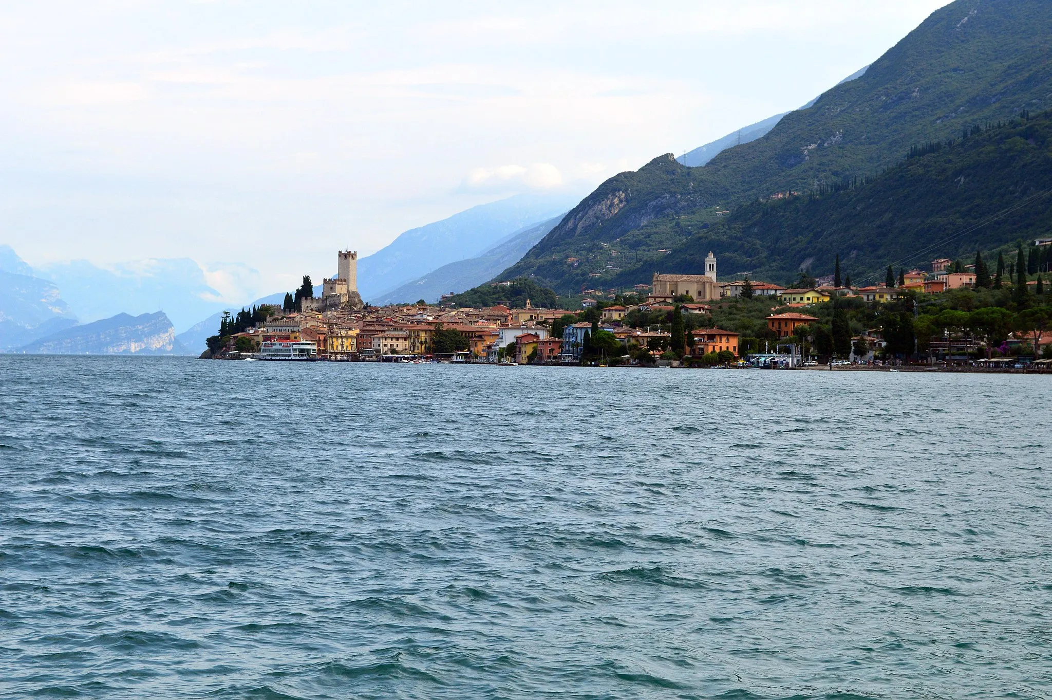 Photo showing: A photo showing the old centrum of Malcesine shoot from the south.