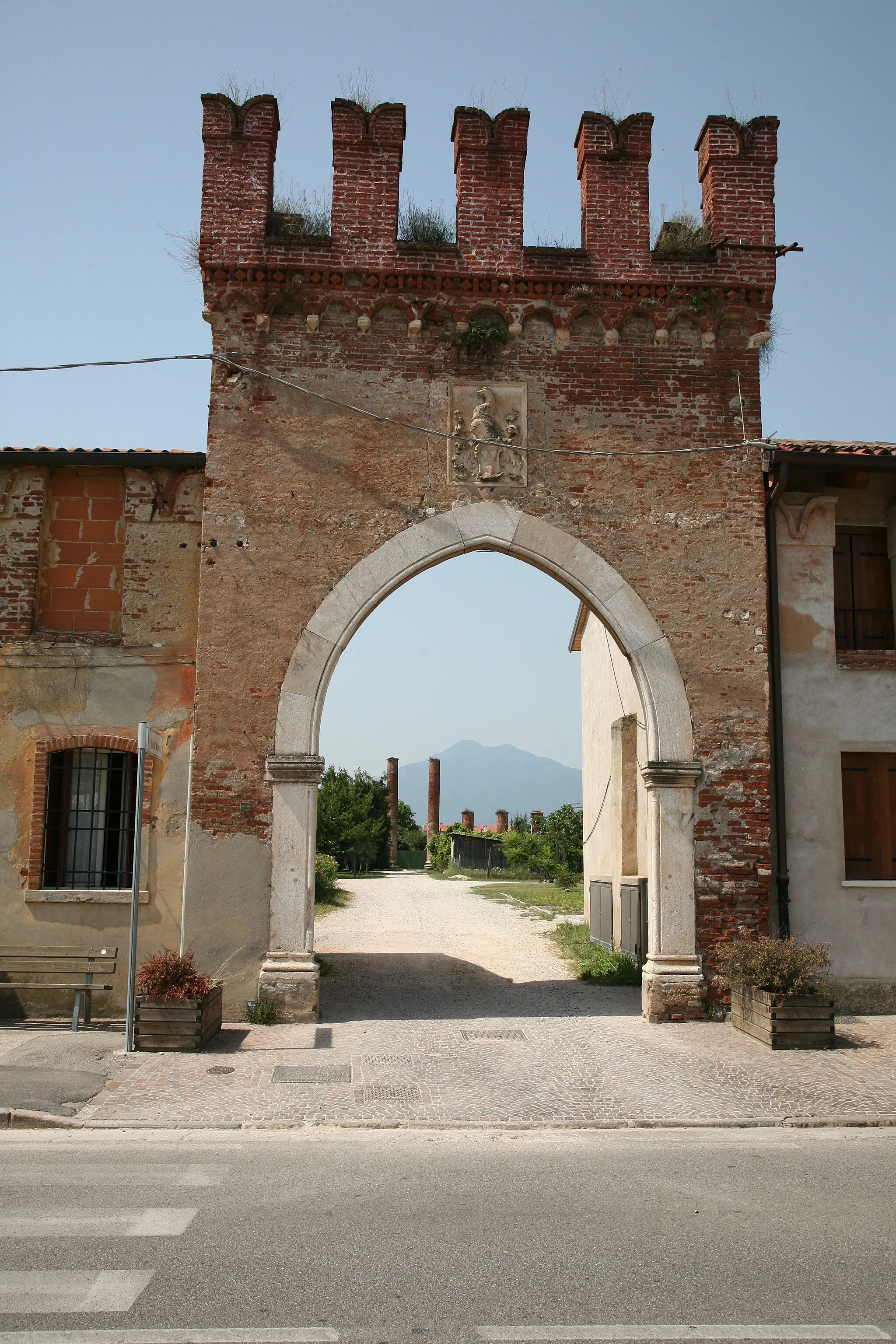 Photo showing: The entrance to the yard in Molina di Malo with the columns that are the only existing part of Villa Porto.
