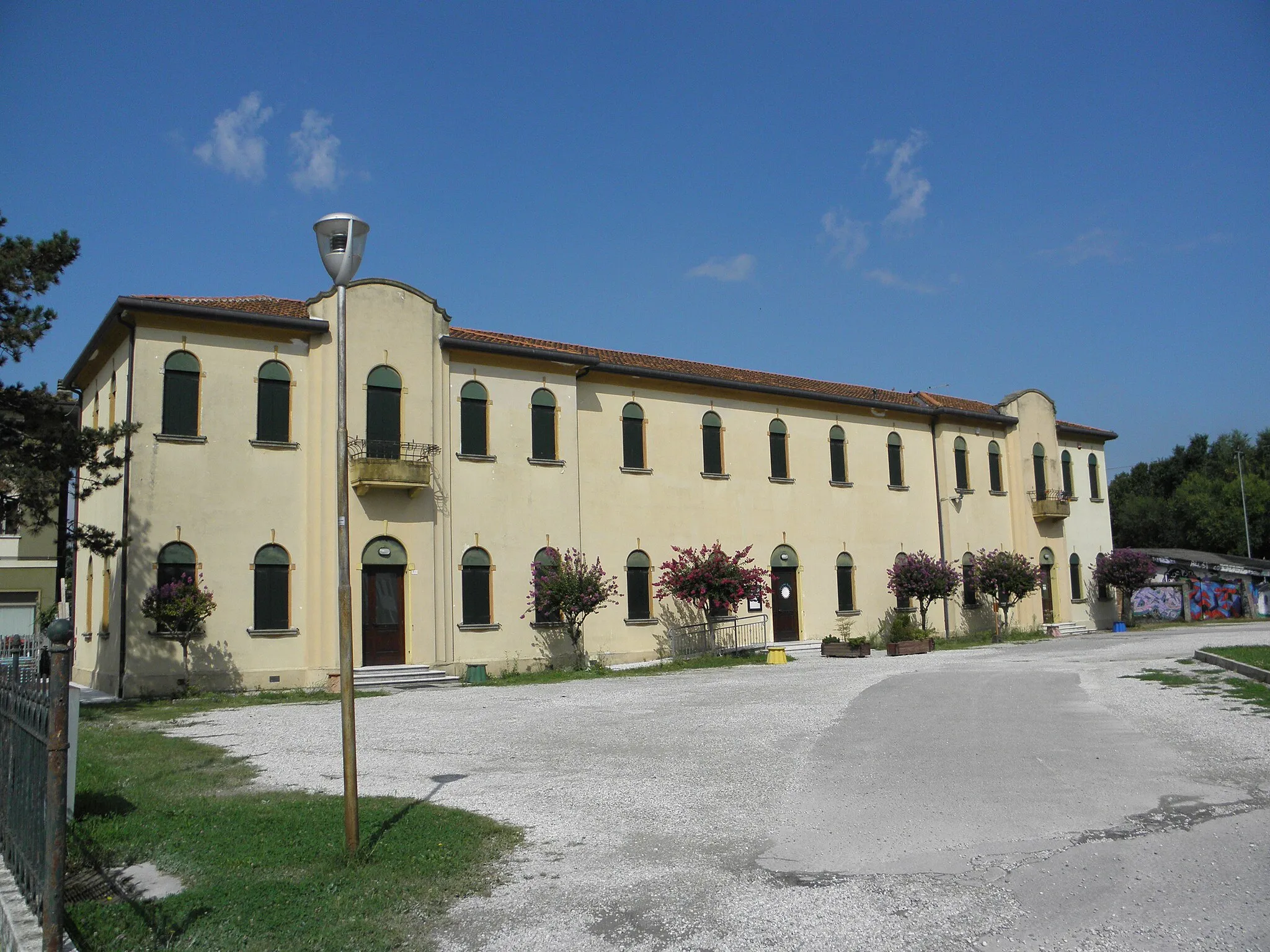 Photo showing: marcon, la vecchia scuola comunale posta vicino alla chiesa parrocchiale di San Giorgio.