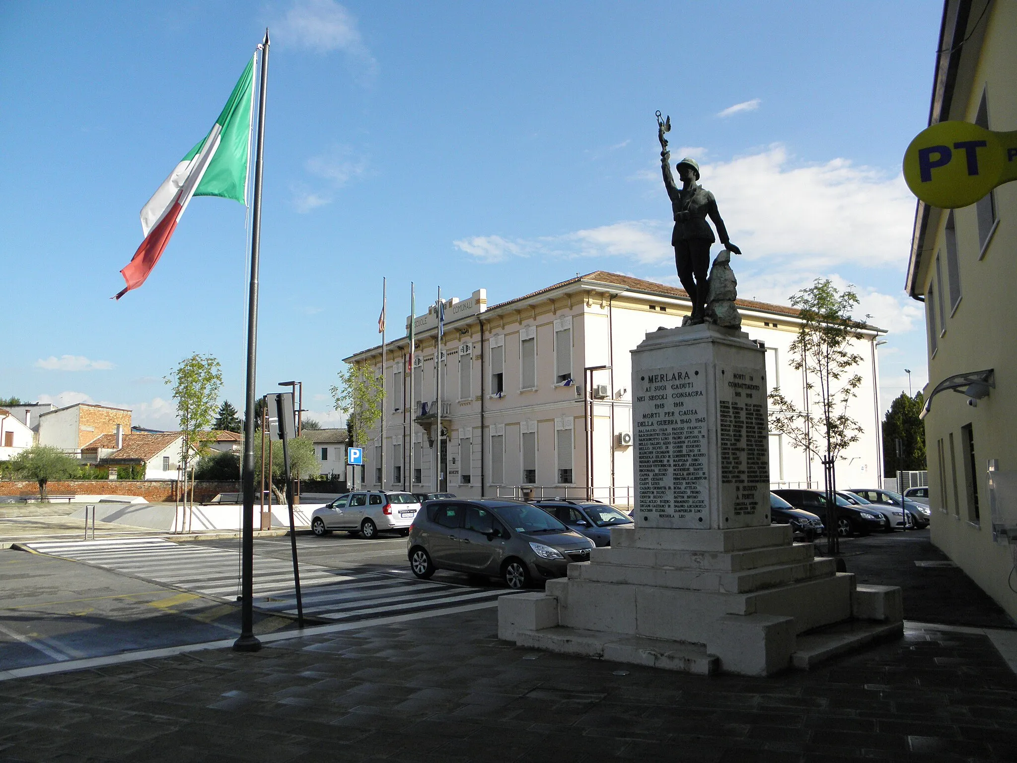 Photo showing: Merlara, Piazza Martiri della Libertà con il monumento ai caduti della prima e seconda guerra mondiale e l'ex scuola ora sede municipale.