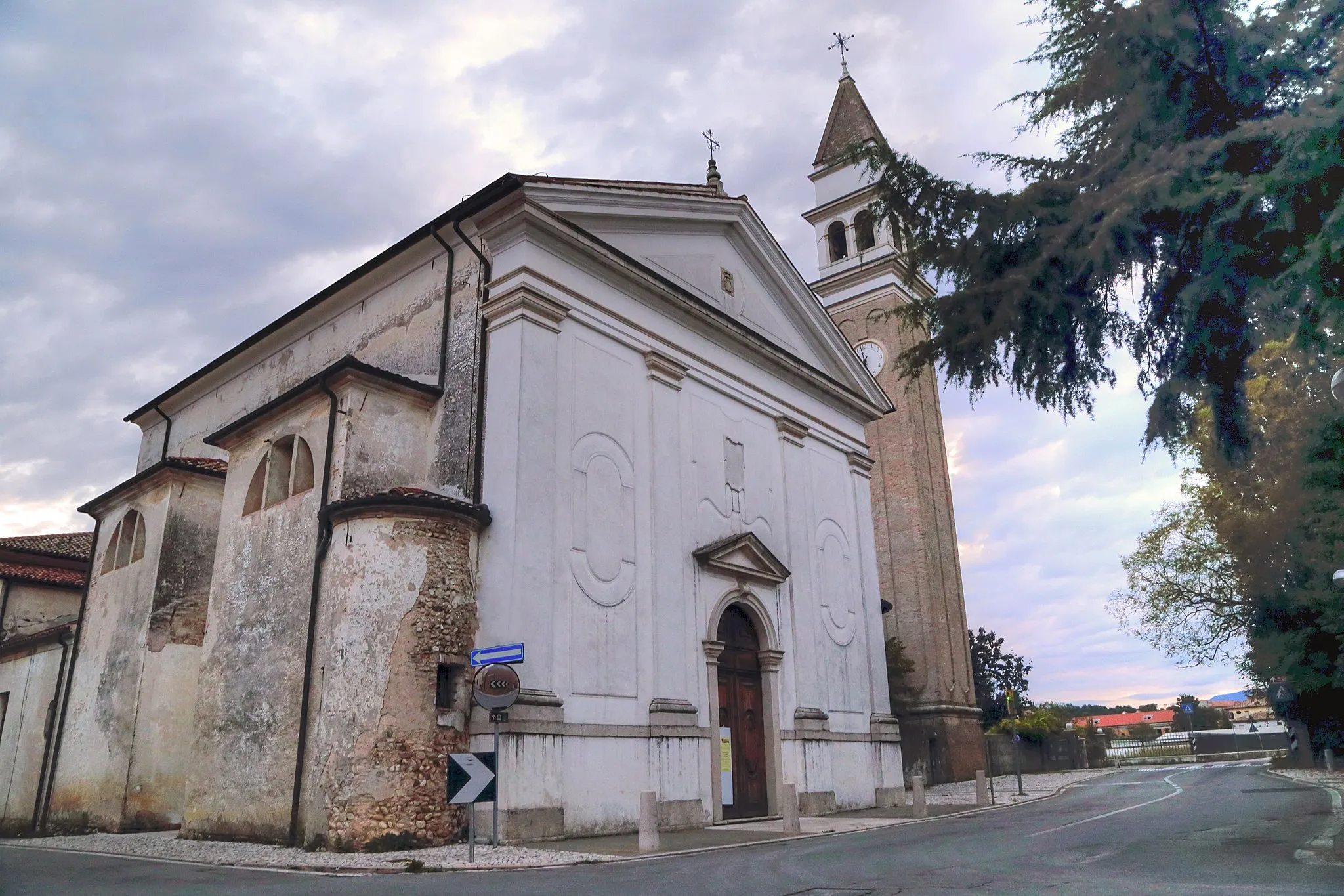 Photo showing: Veduta della Chiesa dei Santi Lucia e Vittore