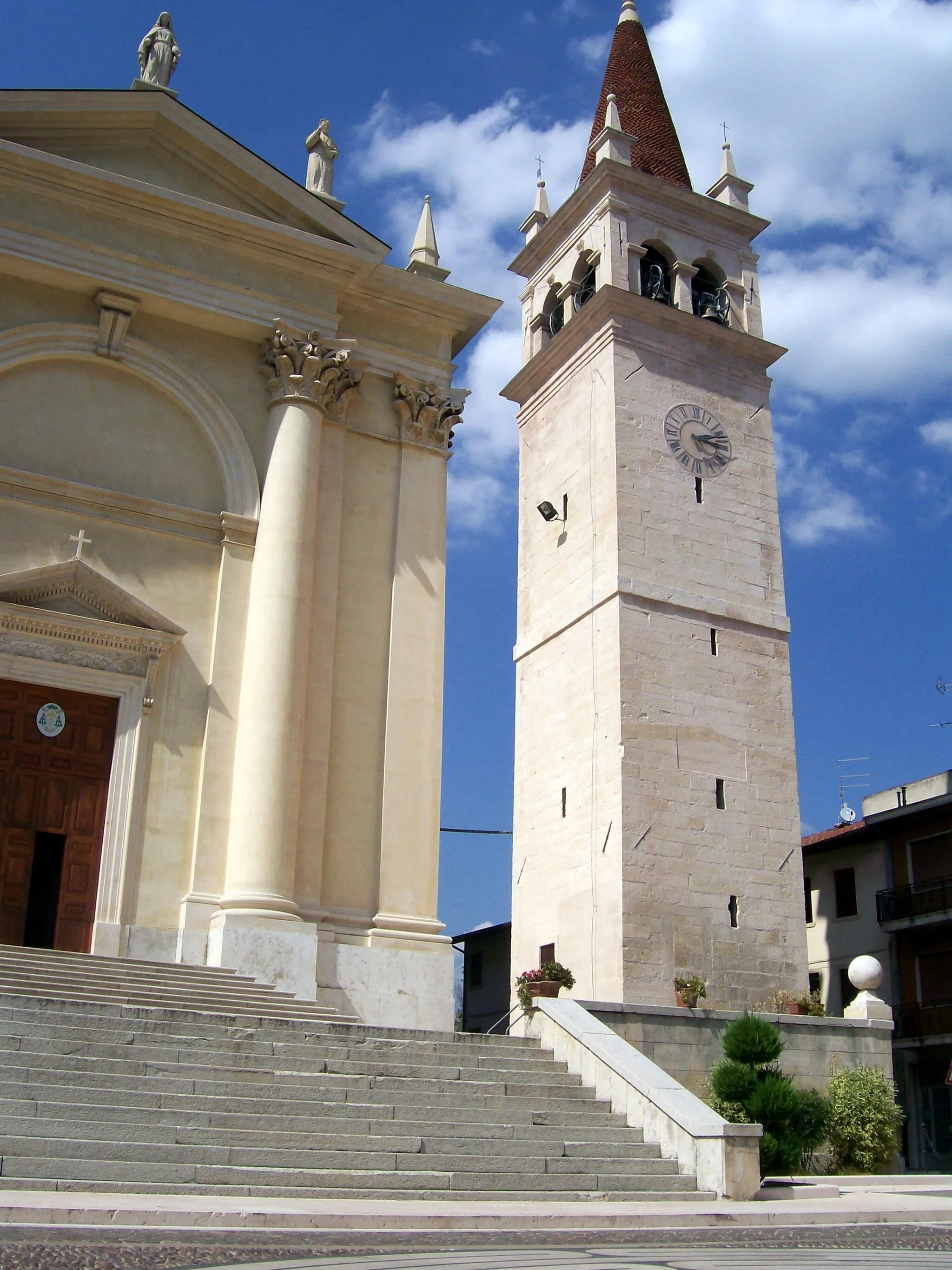 Photo showing: Campanile del Duomo di Santa Maria in Montecchia di Crosara (VR).