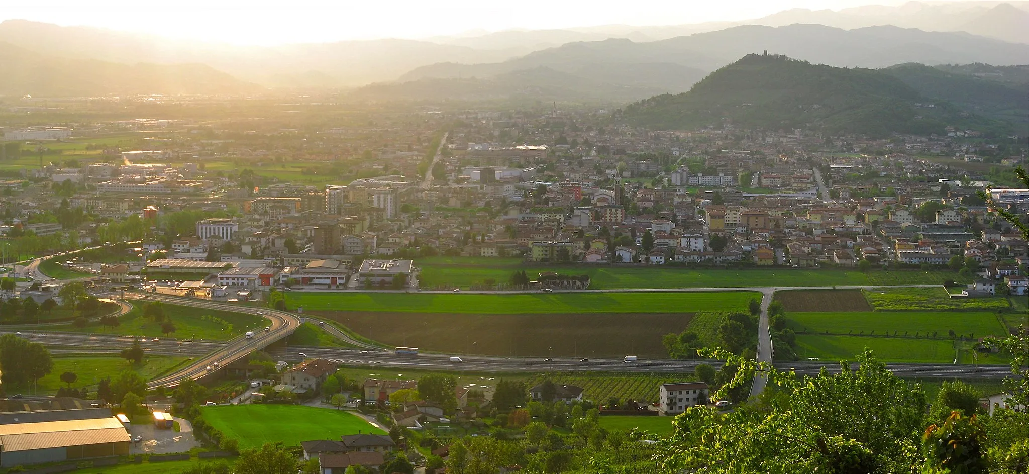 Photo showing: Vista sul conglomerato urbano di Montecchio Maggiore e Alte Ceccato; scattata da me.