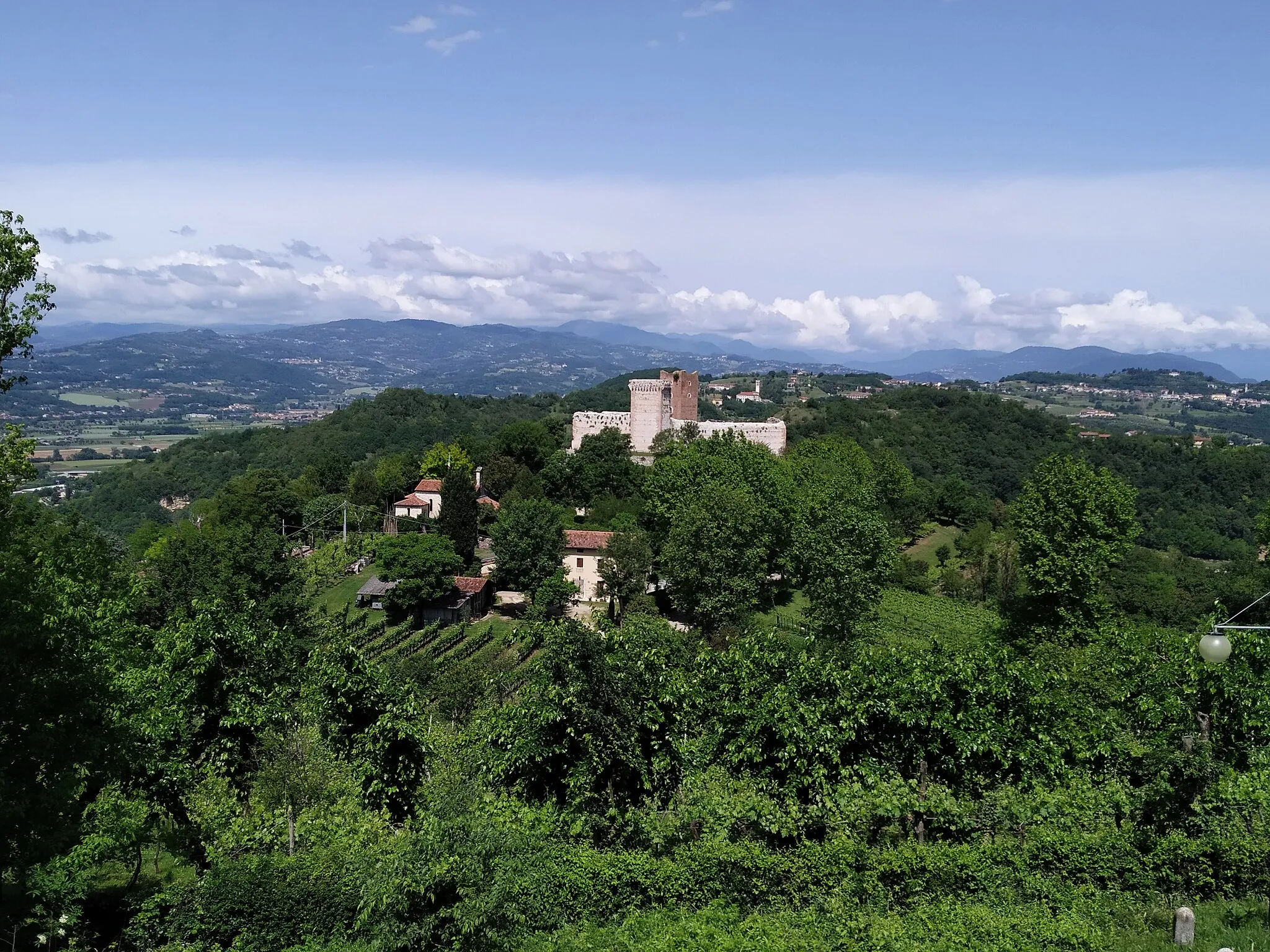 Photo showing: Panorama del Castello della Villa ritratto dal Castello di Bellaguardia