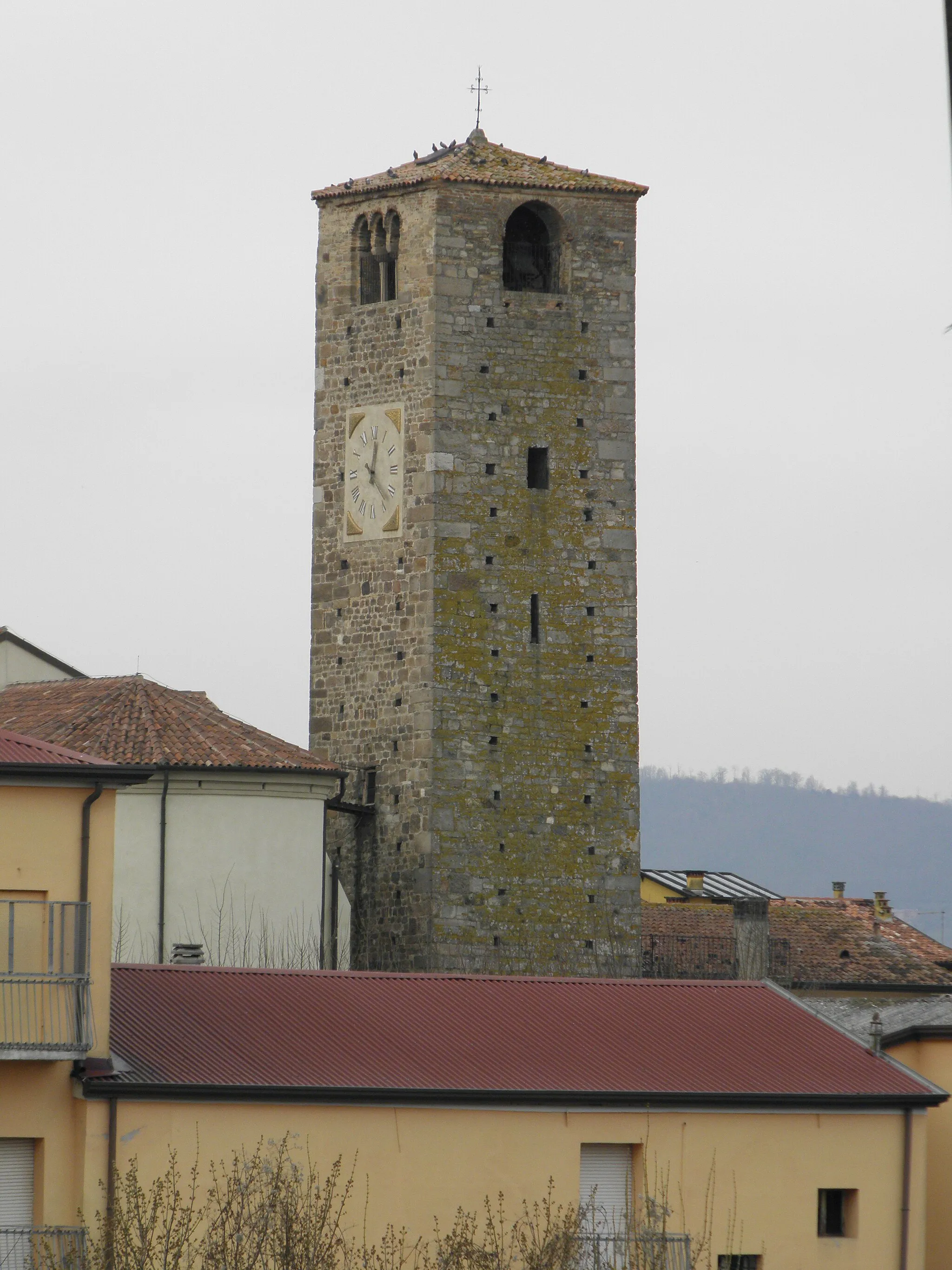 Photo showing: Montegrotto Terme: Oratorio della Madonna, già chiesa arcipretale dei Santi Pietro ed Eliseo. Il campanile romanico ripreso dall'altura del Duomo.