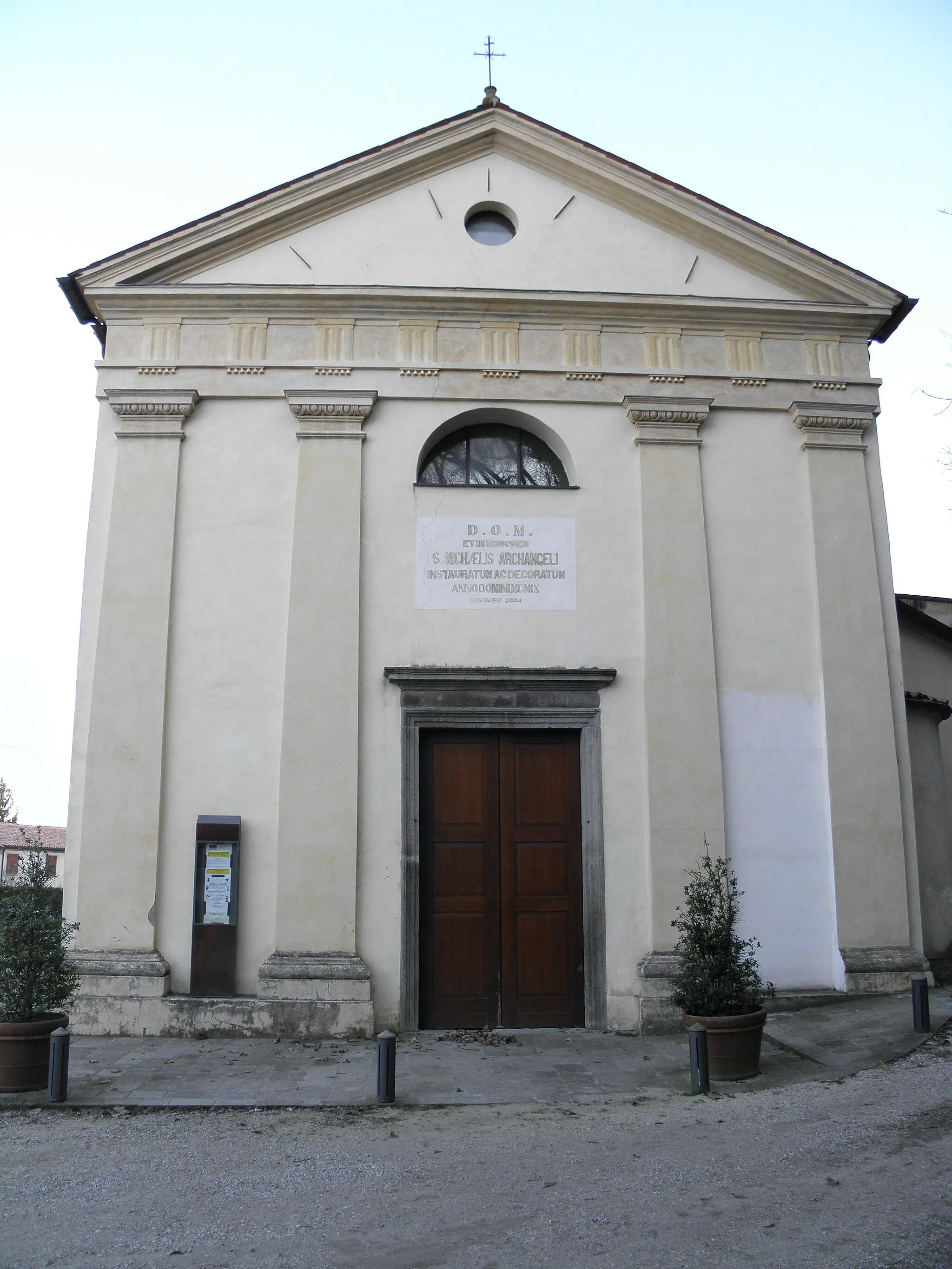 Photo showing: Montemerlo, frazione di Cervarese Santa Croce: la ex chiesa parrocchiale di San Michele Arcangelo, sede della biblioteca comunale.