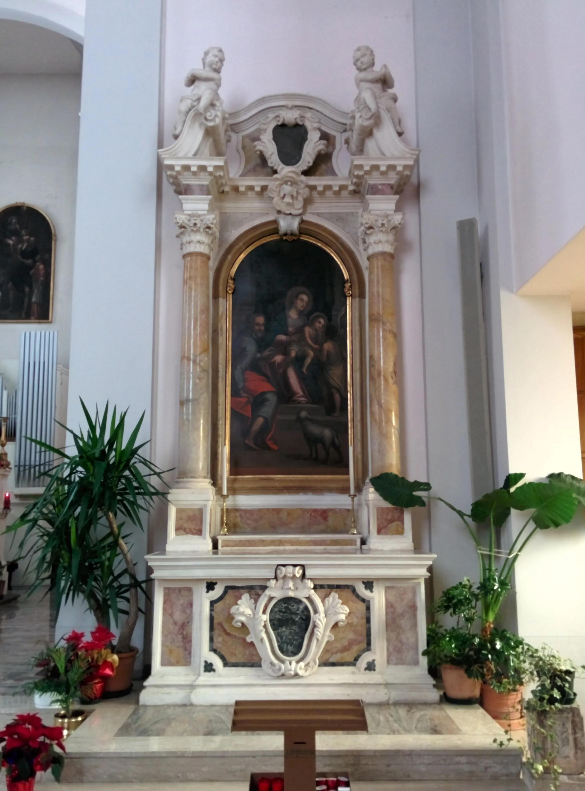 Photo showing: Altare destro con Sacra Famiglia. La pala è di Alessando Maganza. Chiesa parrocchiale di San Cristoforo a Motta di Costabissara, Vicenza