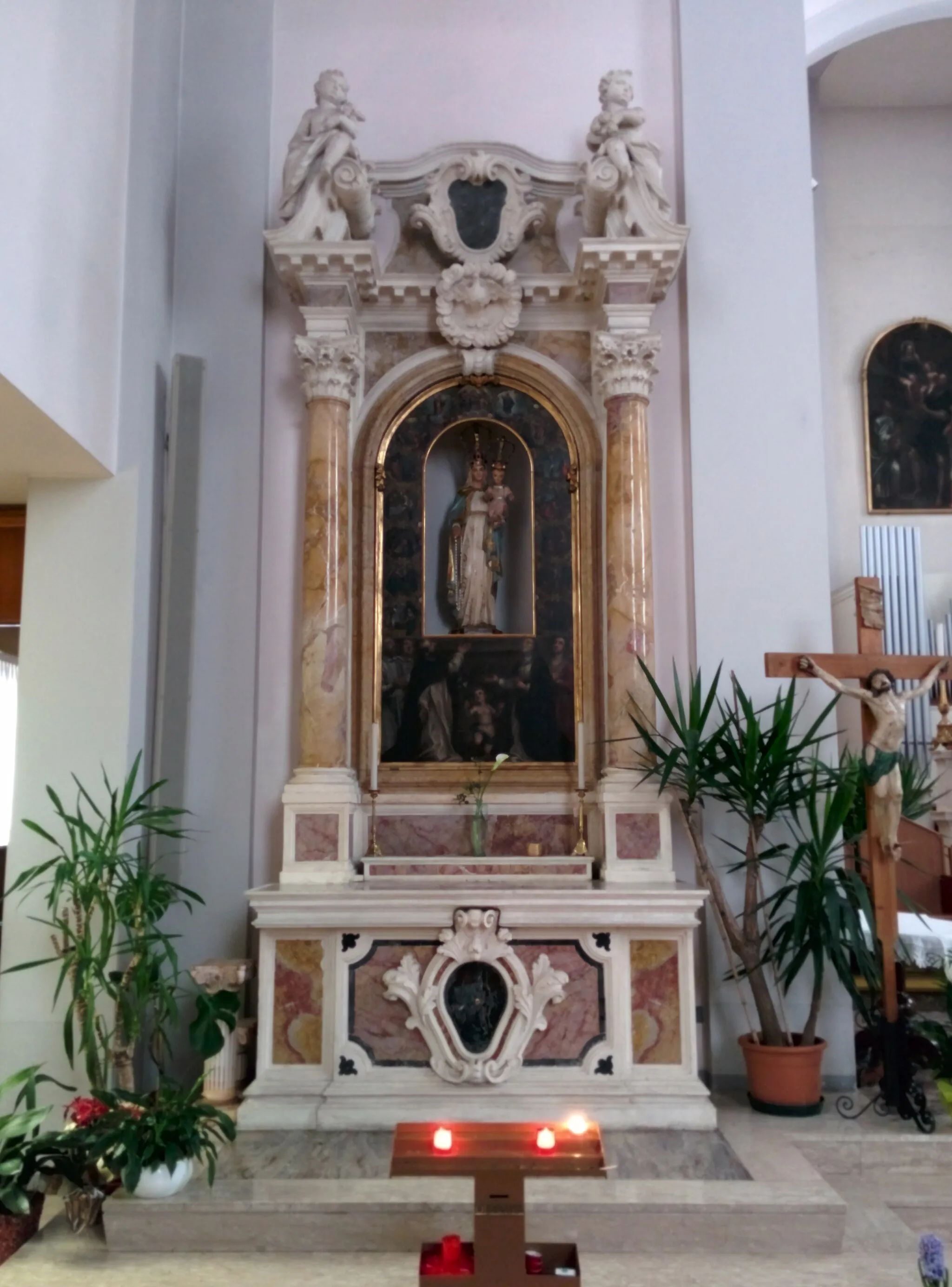 Photo showing: Altare laterale sinistro con I misteri del Rosario e statua della Madonna.  La pala è di Alessandro Maganza. Chiesa parrocchiale di San Cristoforo a Motta di Costabissara, Vicenza