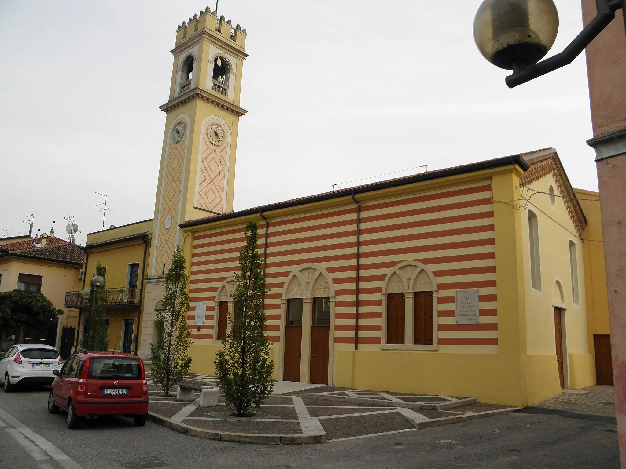 Photo showing: Oppeano, l'Auditorium comunale intitiolato a Don Remo Castegini, già chiesa di Santa Maria degli Angeli (sconsacrata) e poi centro giovanile parrocchiale.