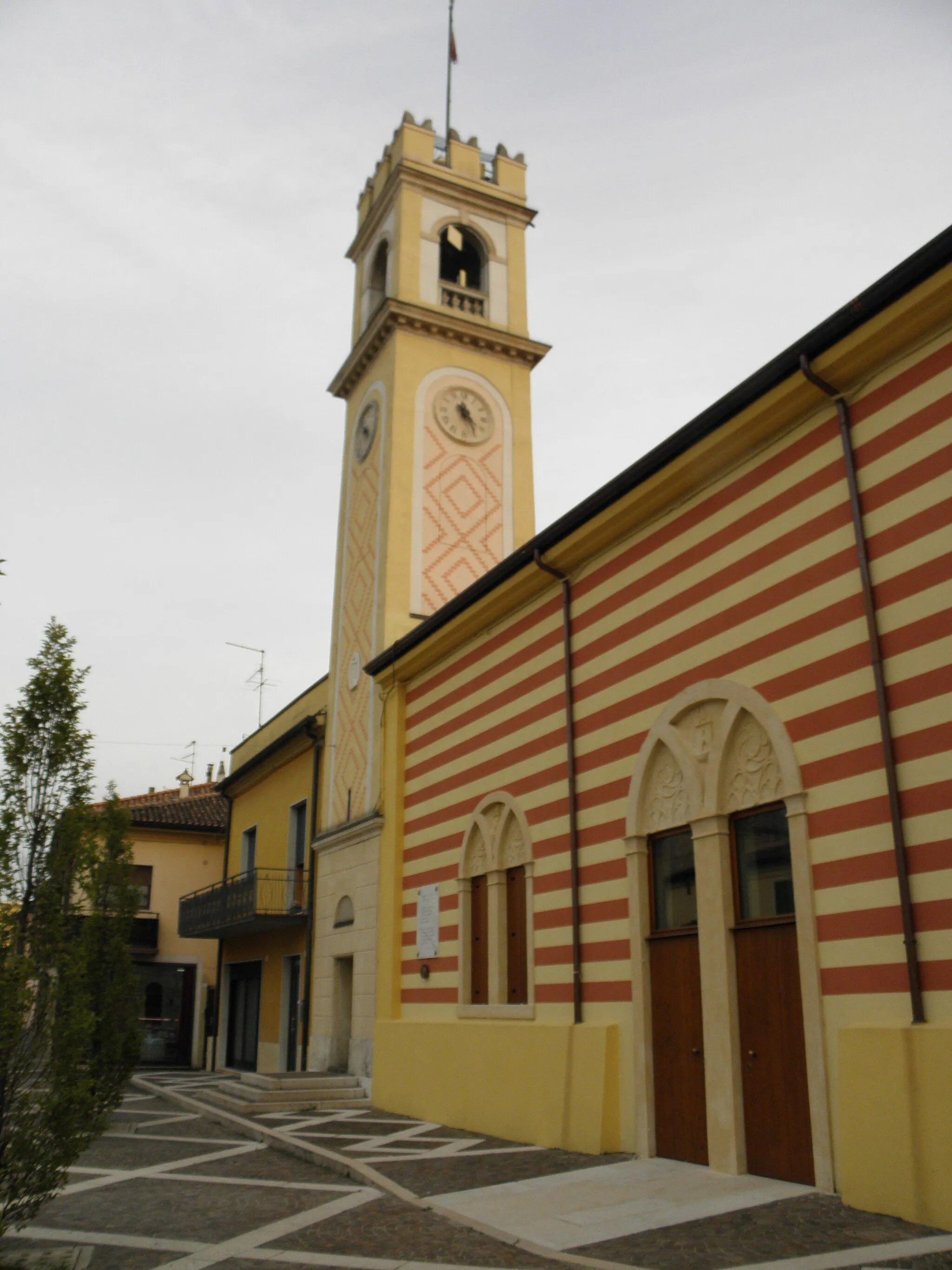 Photo showing: Oppeano, l'Auditorium comunale intitiolato a Don Remo Castegini, già chiesa di Santa Maria degli Angeli (sconsacrata) e poi centro giovanile parrocchiale. In secondo piano la Torre civica che fungeva anche da campanile per l'ex chiesa