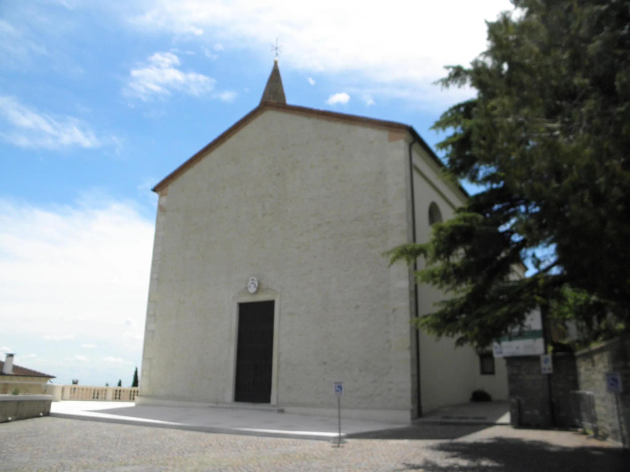 Photo showing: Orgiano, la chiesa parrocchiale di Santa Maria Assunta.