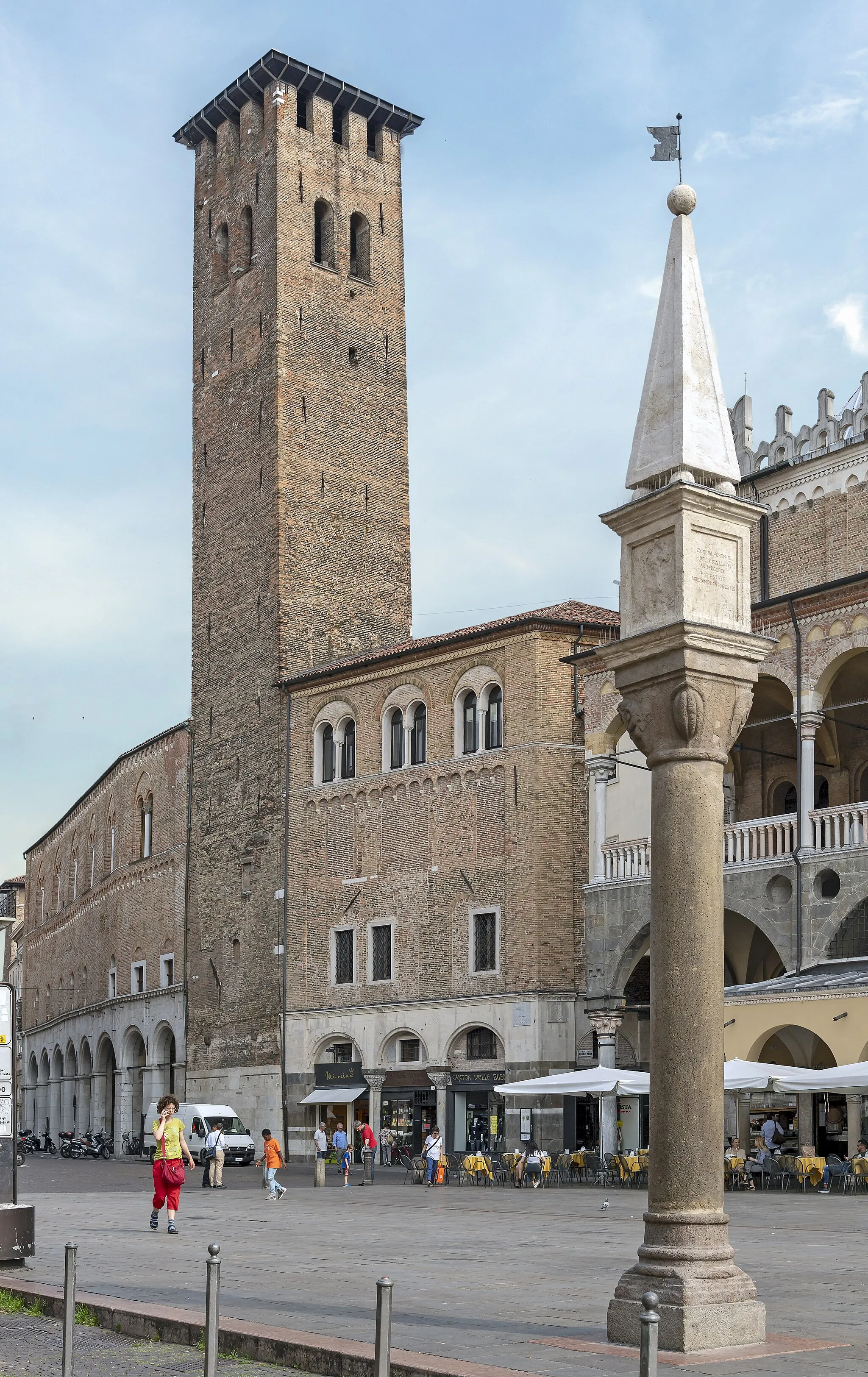 Photo showing: Torre degli Anziani and la colonna del Peronio, Viewed from Piazza della Frutta.
