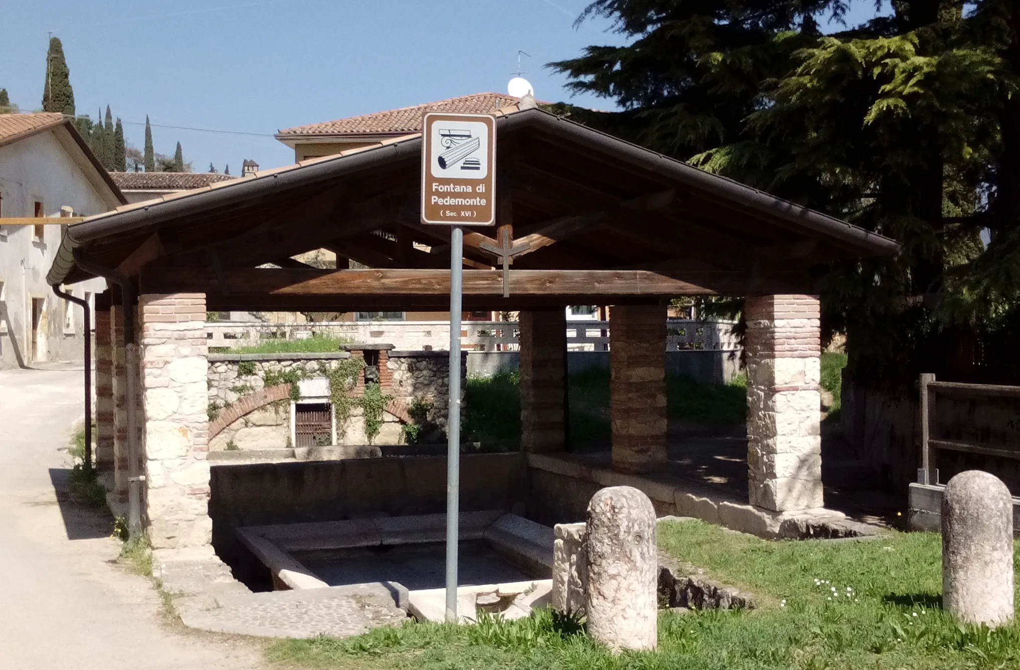 Photo showing: Fontana del XVI secolo a Pedemonte, frazione di San Pietro in Cariano.