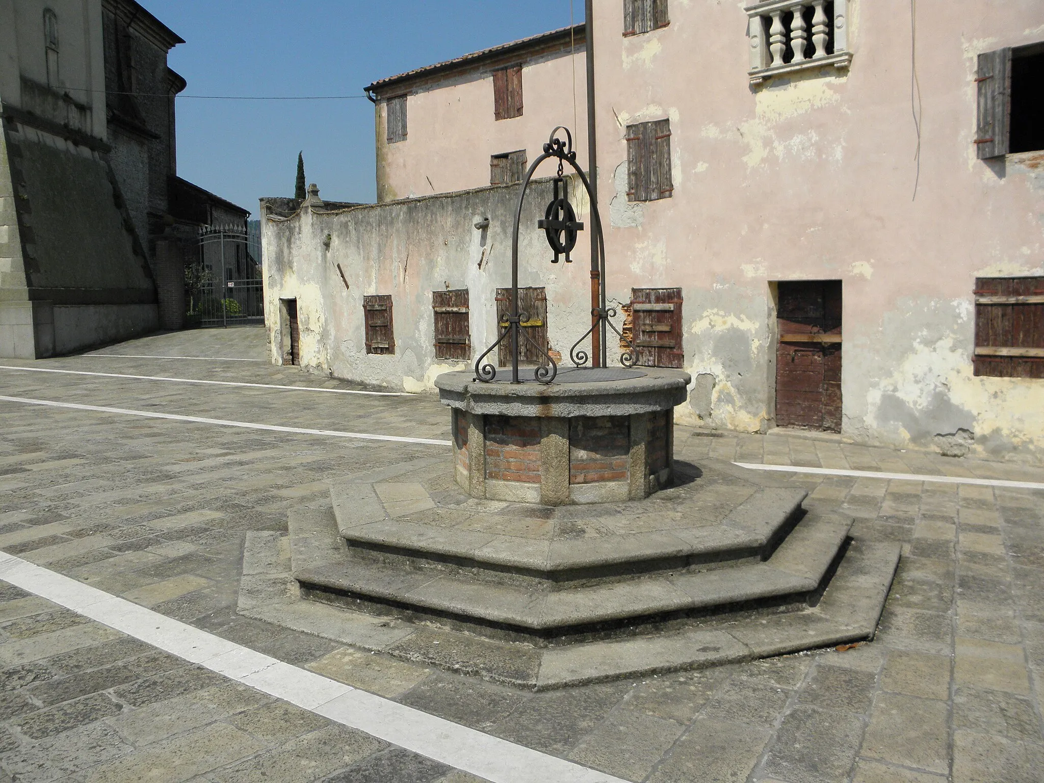 Photo showing: Pernumia, la vera da Pozzo posta davanti al palazzo del Capitano.