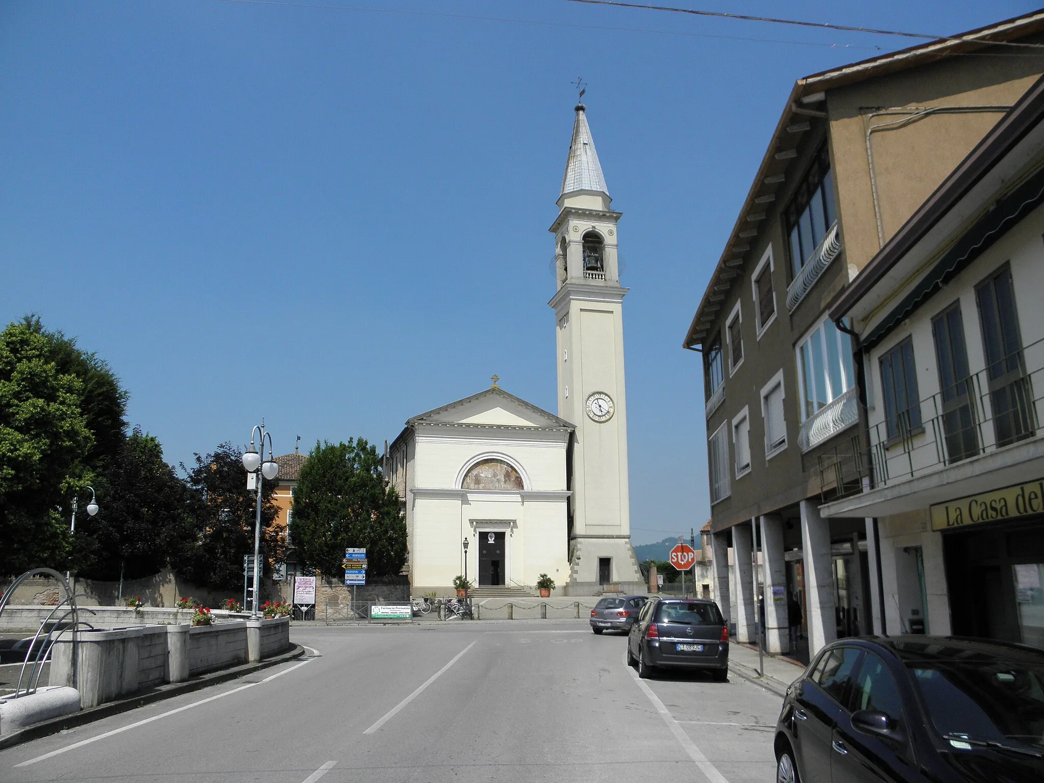 Photo showing: Pernumia, via Maggiore e sullo sfondo la chiesa parrocchiale di Santa Giustina.