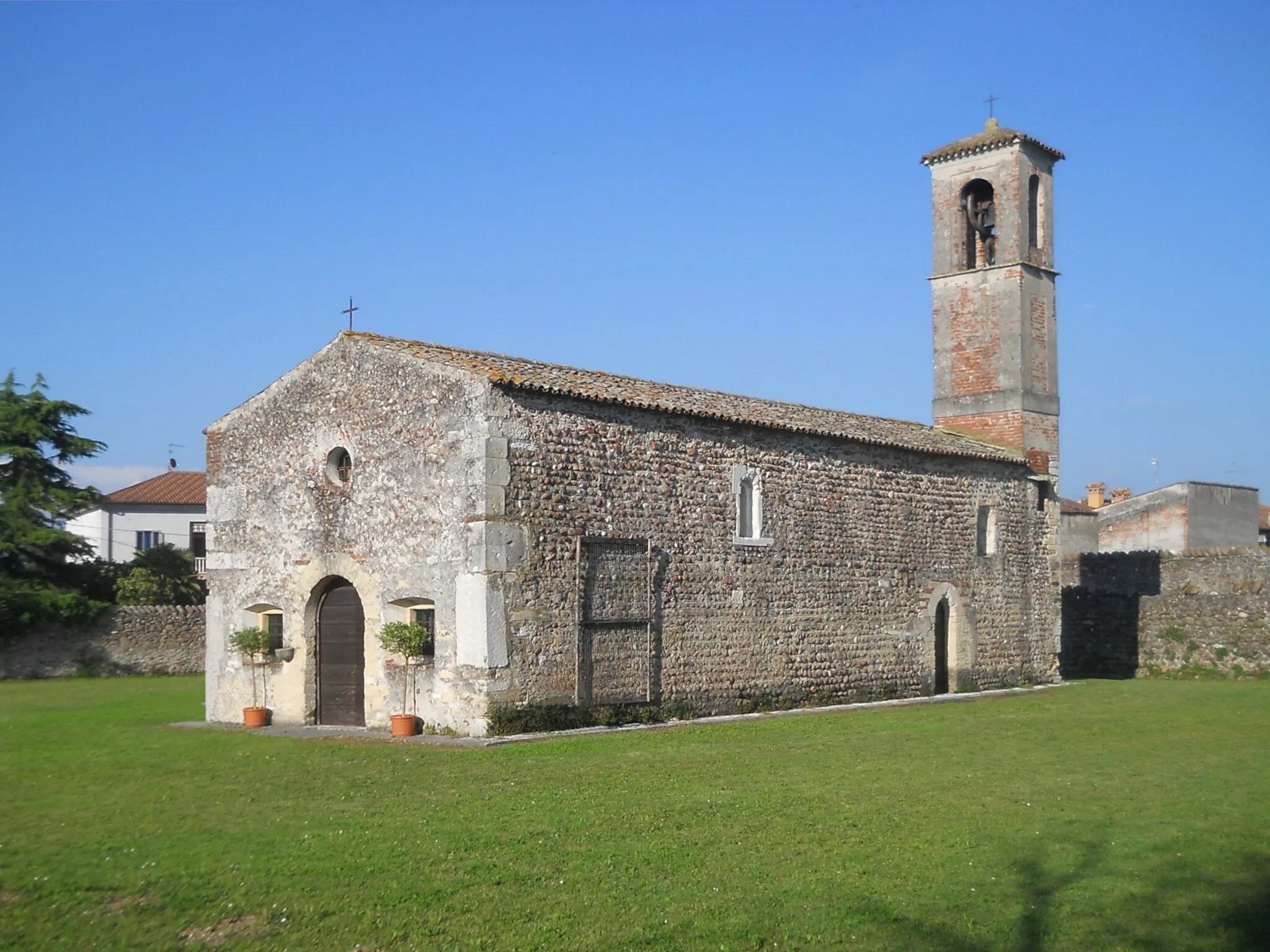 Photo showing: Esterno della chiesa romanica di San Michele Arcangelo a Pescantina (provincia di Verona)