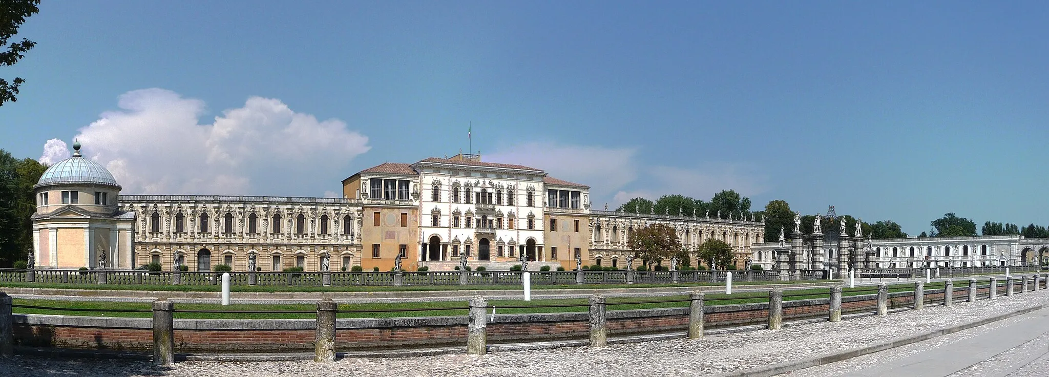 Photo showing: Villa Contarini is a patrician villa veneta in Piazzola sul Brenta, province of Padova, northern Italy. (→Villa Contarini)