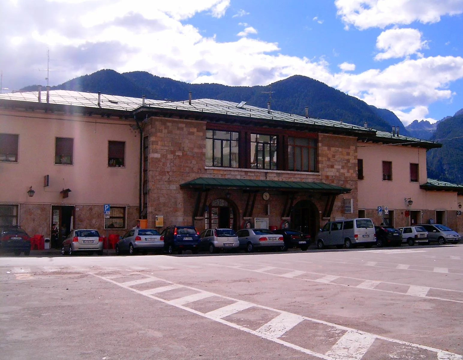 Photo showing: Stazione ferroviaria di Calalzo. La facciata d'ingresso della stazione di Calalzo – Pieve di Cadore – Cortina.