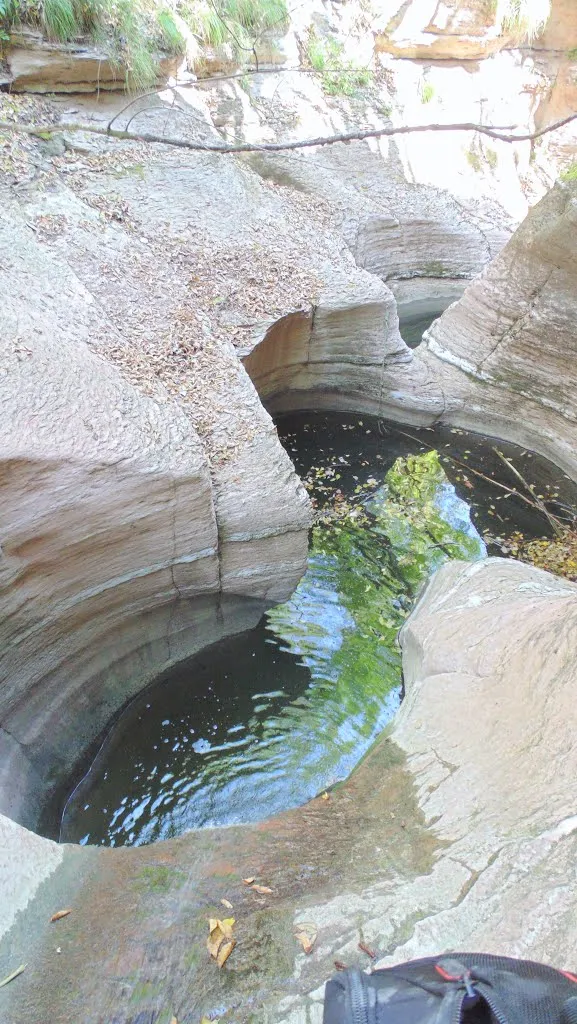 Photo showing: In questo torrente si può ammirare come l'acqua ha scavato la roccia nel corso dei secoli
