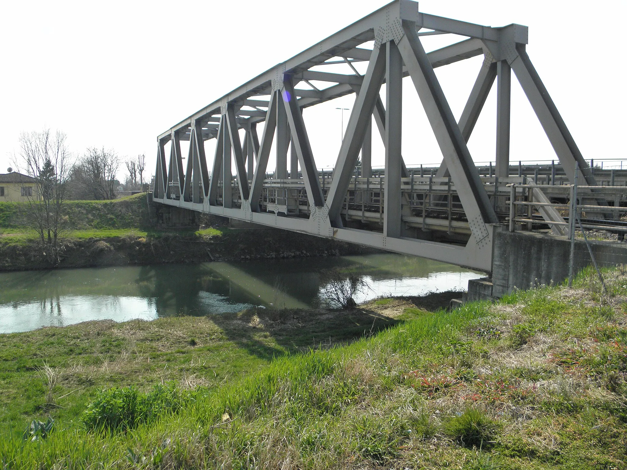 Photo showing: Pontelongo, il ponte che consente alla linea ferroviaria Adria-Mestre di attraversare il fiume Bacchiglione.