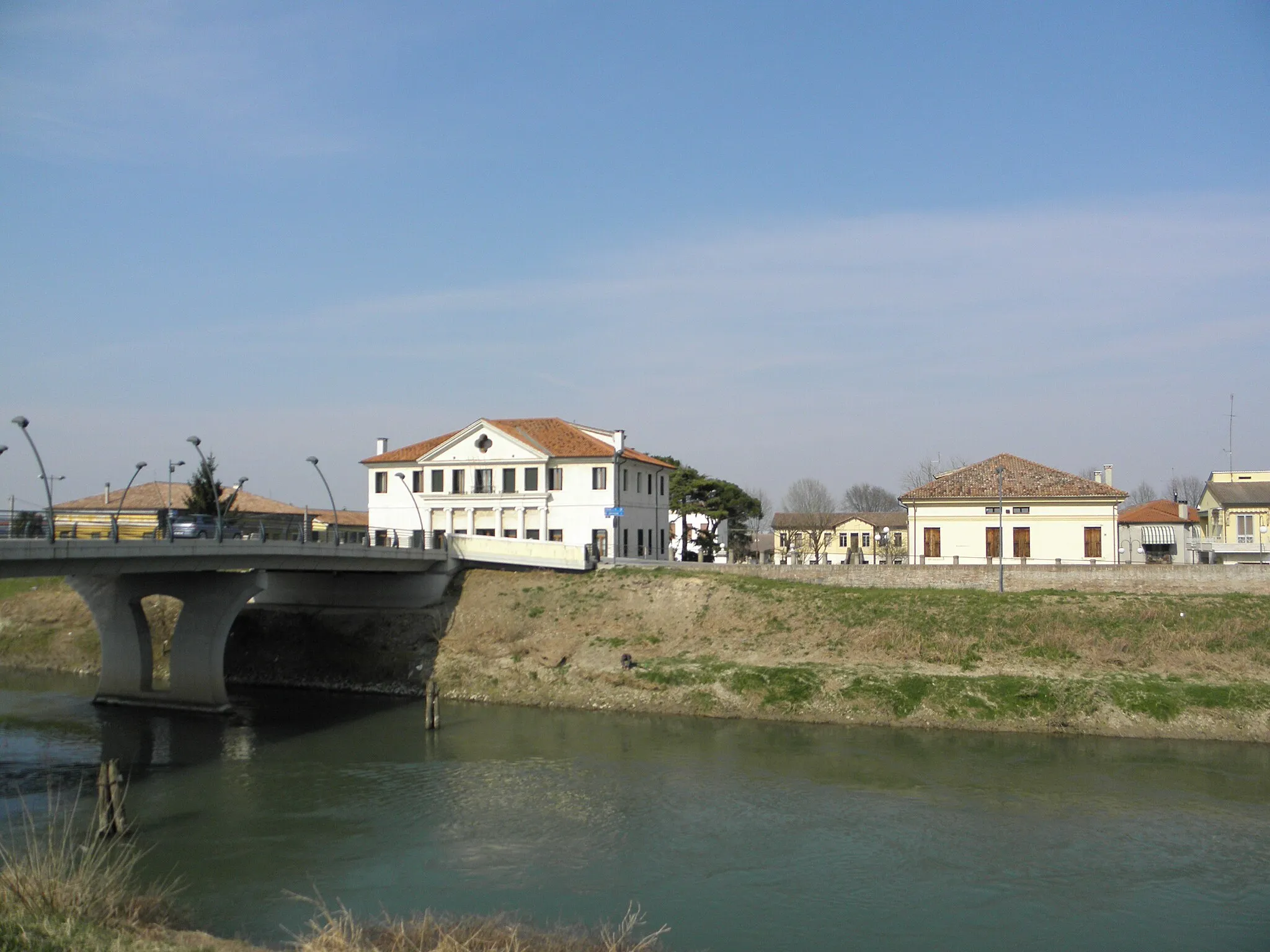 Photo showing: Pontelongo, vista sul ponte sul Bacchiglione con Villa Foscarini Erizzo, sede municipale.