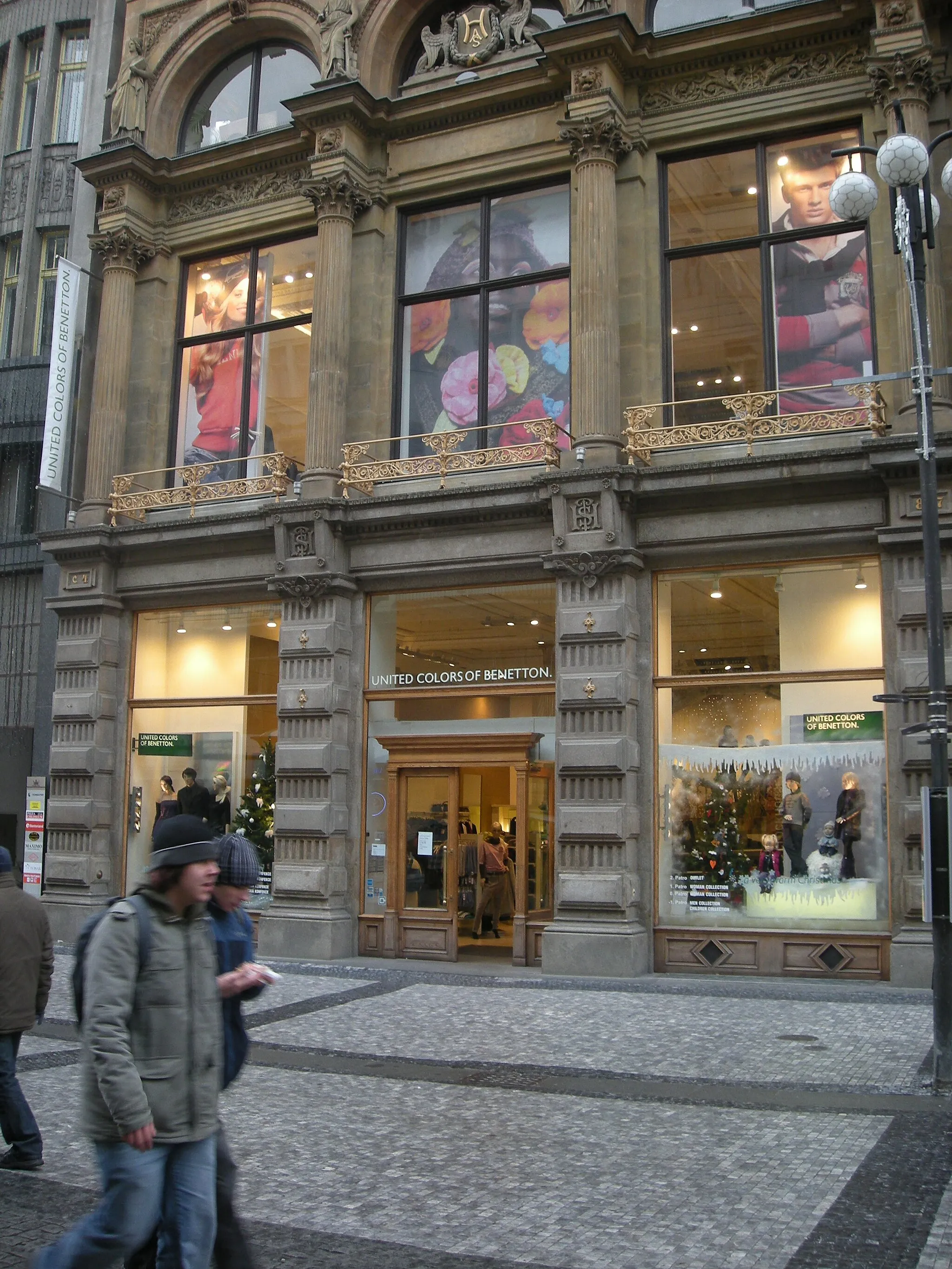 Photo showing: United Colors of Benetton store in Na Prikope street, Prague, Czech republic, december 2009.