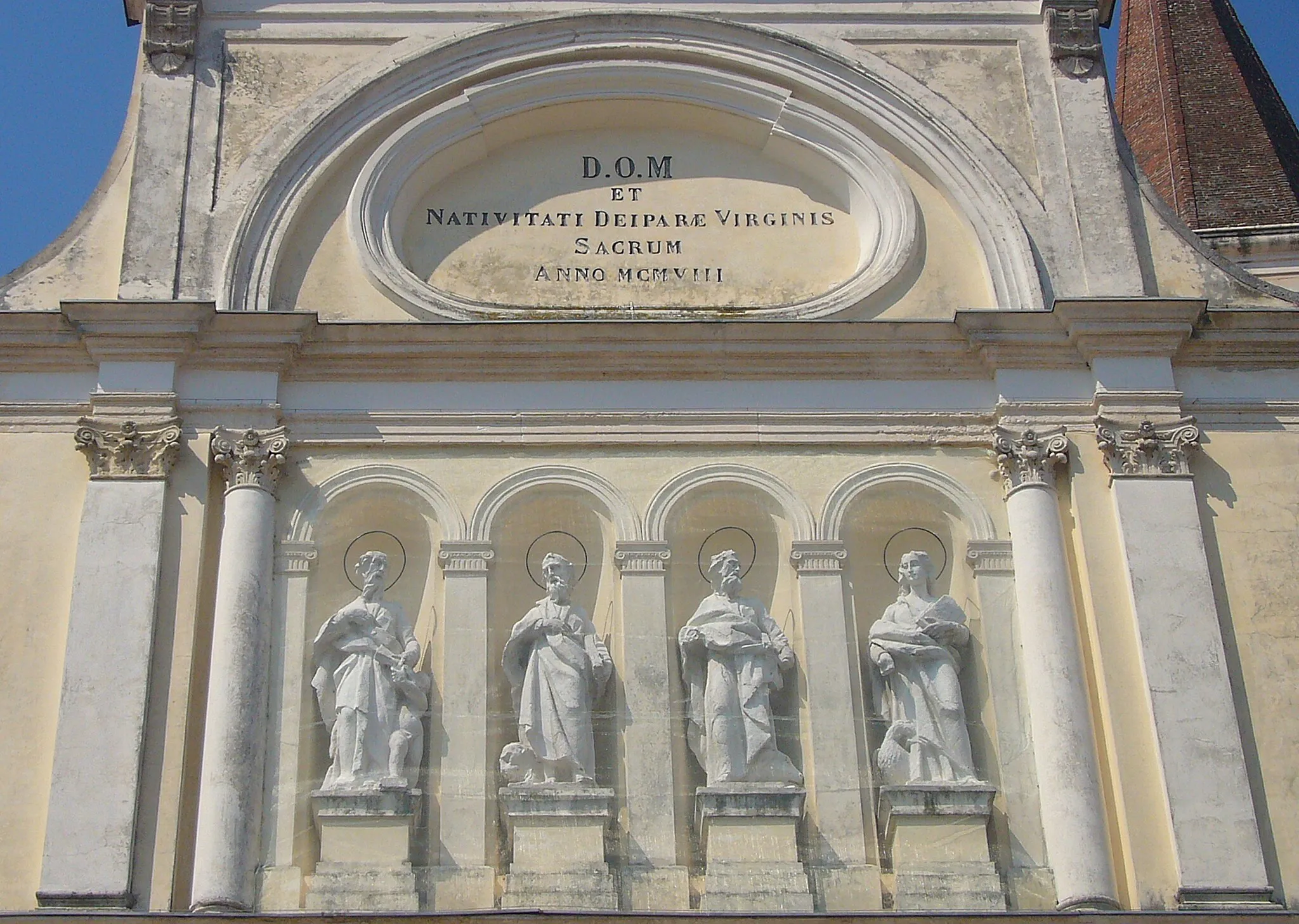 Photo showing: Particolare della facciata della chiesa parrocchiale di Rossano Veneto