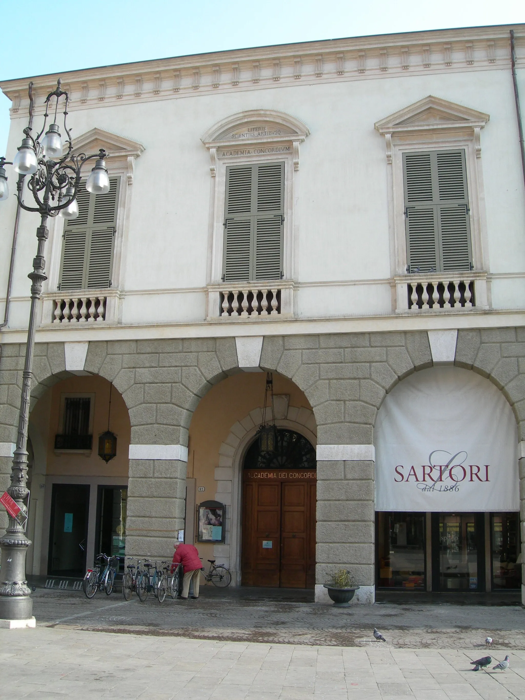 Photo showing: Facciata del palazzo che ospita l'Accademia dei Concordi a Rovigo.