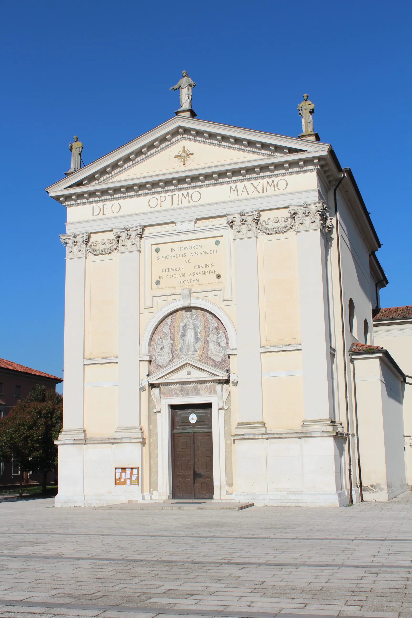Photo showing: Chiesa parrocchiale di Salgareda, dedicata a San Michele Arcangelo.
