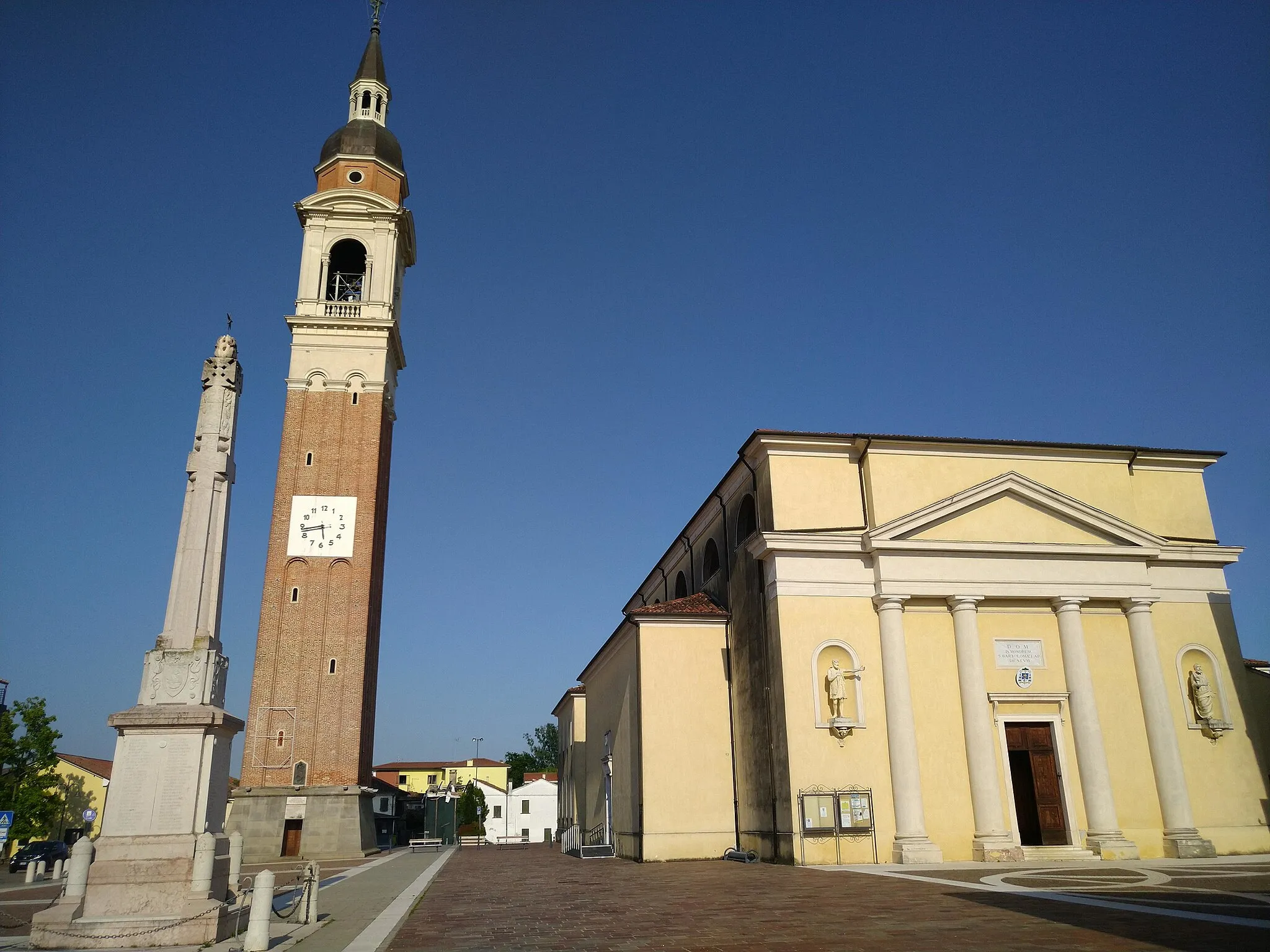 Photo showing: Piazza Pio X. Da sinistra stele ai caduti della prima guerra mondiale, campanile, e facciata della chiesa di San Bartolomeo Apostolo.
