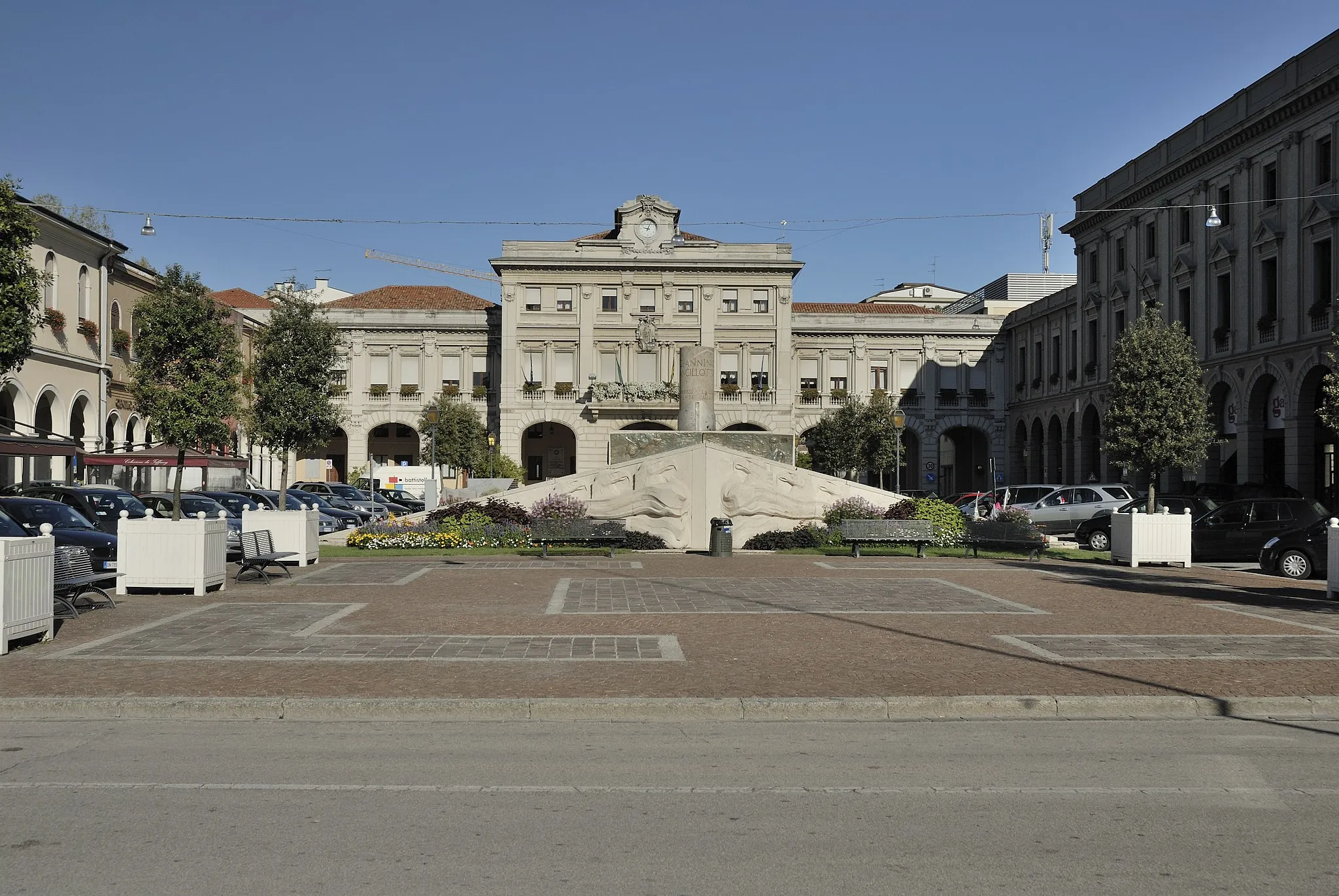 Photo showing: Piazza a San Donà di Piave con Municipio e monumento a Giovanni Ancillotto (Pietro Lombardi, 1930)