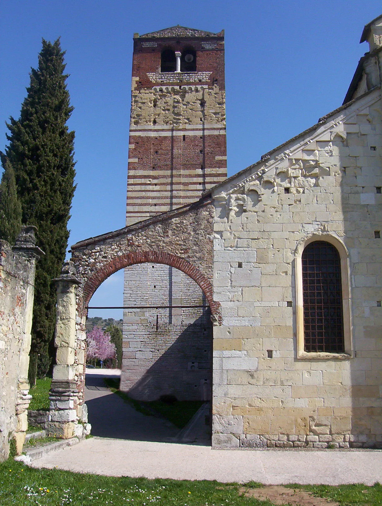 Photo showing: Campanile della Pieve di San Floriano (San Pietro in Cariano - VR)