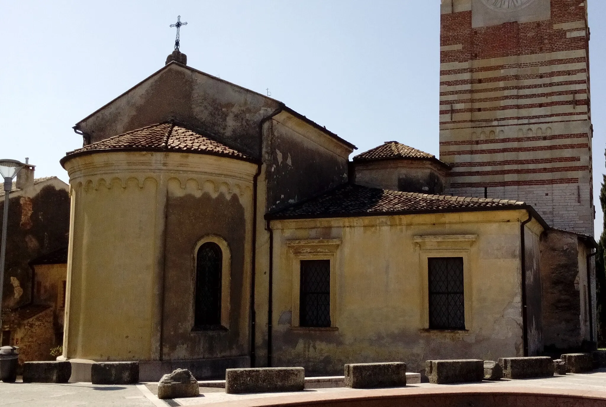 Photo showing: Abside della romanica Pieve di San Floriano, comune di San Pietro in Cariano (provincia di Verona)