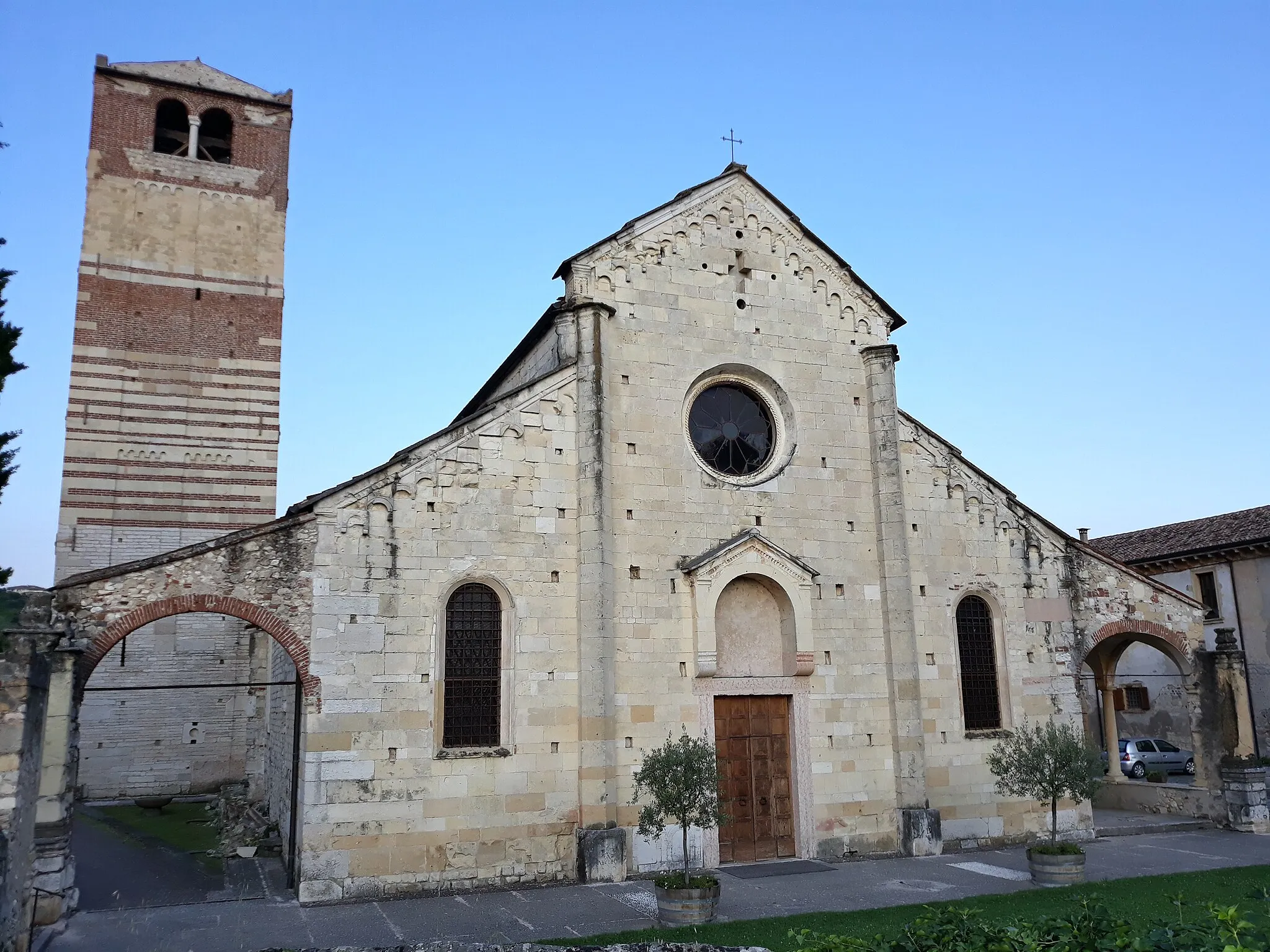 Photo showing: Facciata della Pieve di San Floriano a San Pietro in Cariano. provincia di Verona