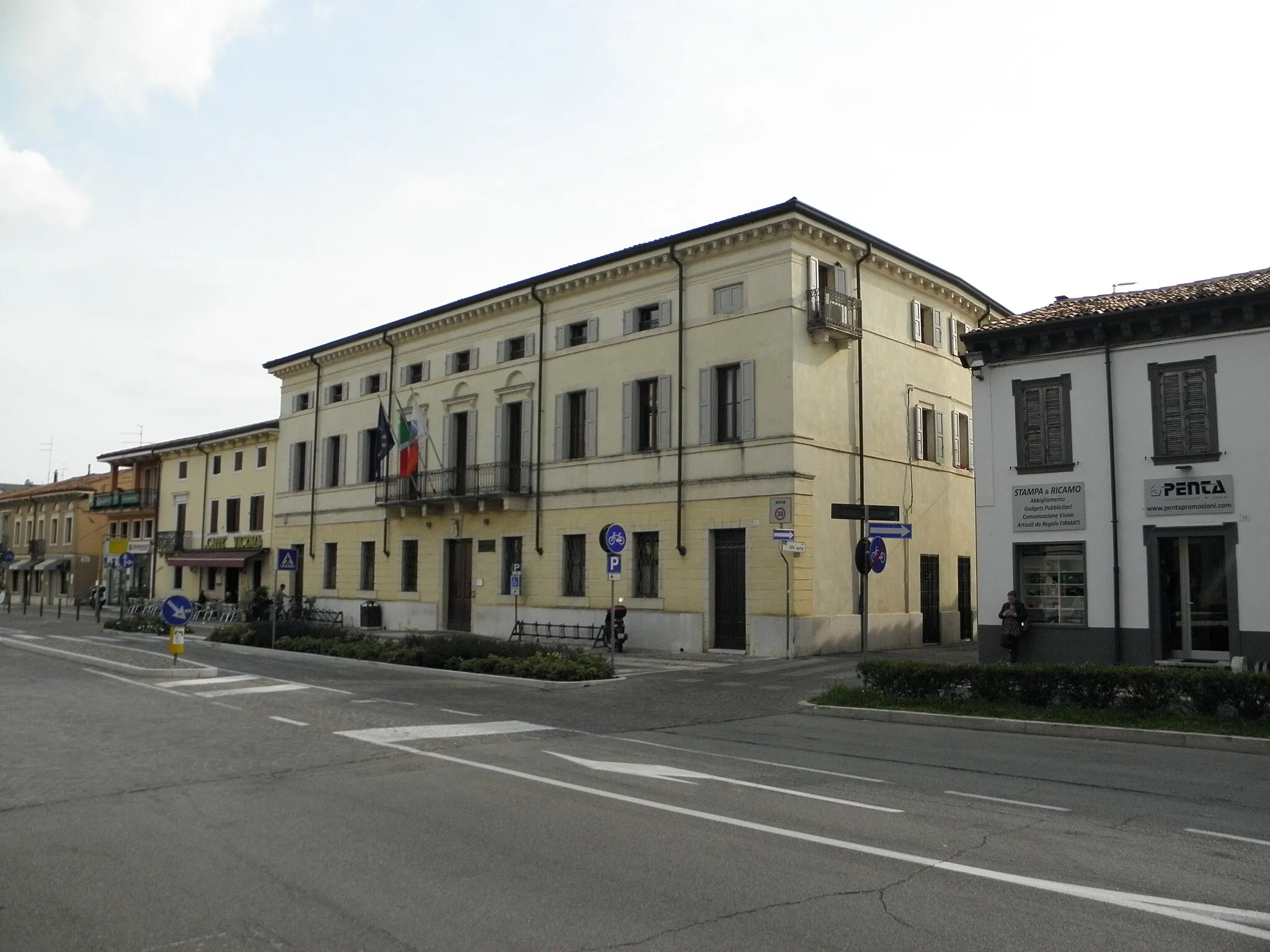 Photo showing: San Giovanni Lupatoto,Via Roma, Palazzo Municipale.