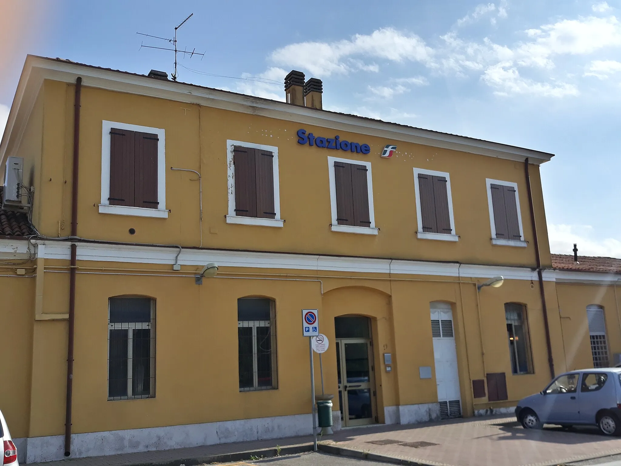 Photo showing: Fabbricato viaggiatori della stazione ferroviaria di San Martino Buonalbergo