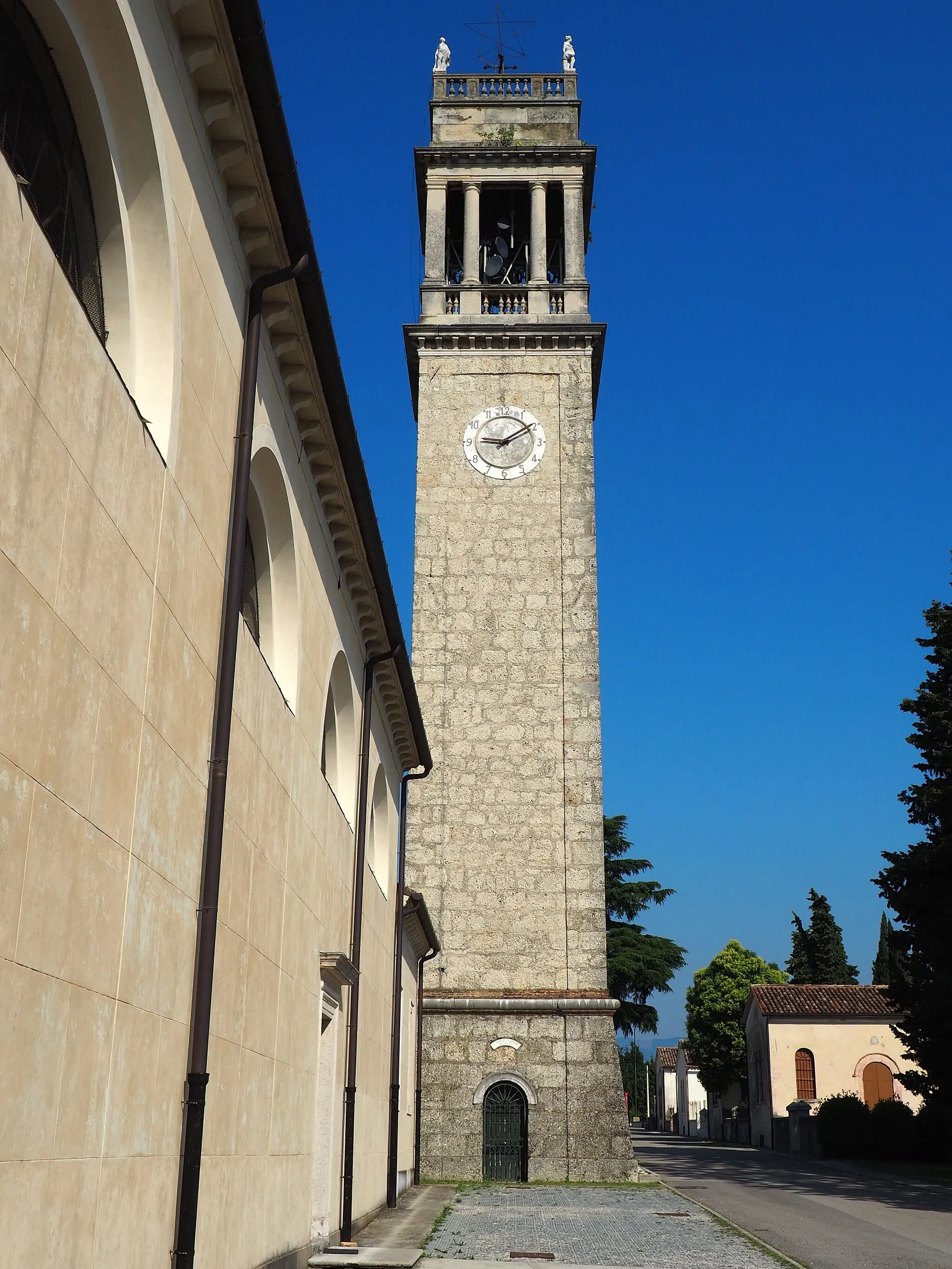 Photo showing: Rua di Feletto, frazione e sede comunale di San Pietro di Feletto, chiesa parrocchiale di Santa Maria Assunta e San Romualdo.